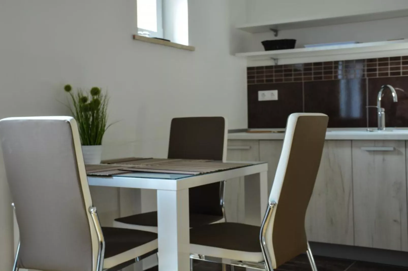 Zevnik Quiet Retreat with Stunning Views and Equestrian Activities - Standard One Bedroom Apartment-Keuken