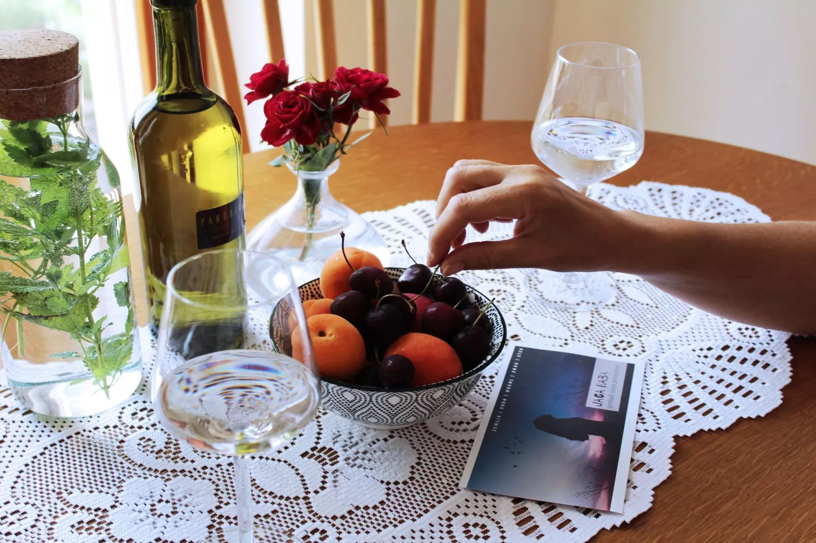 Rustic Refuge Glamping with Hot-Tub and Sauna - Two Bedroom Apartment with Terrace-Eetkamer