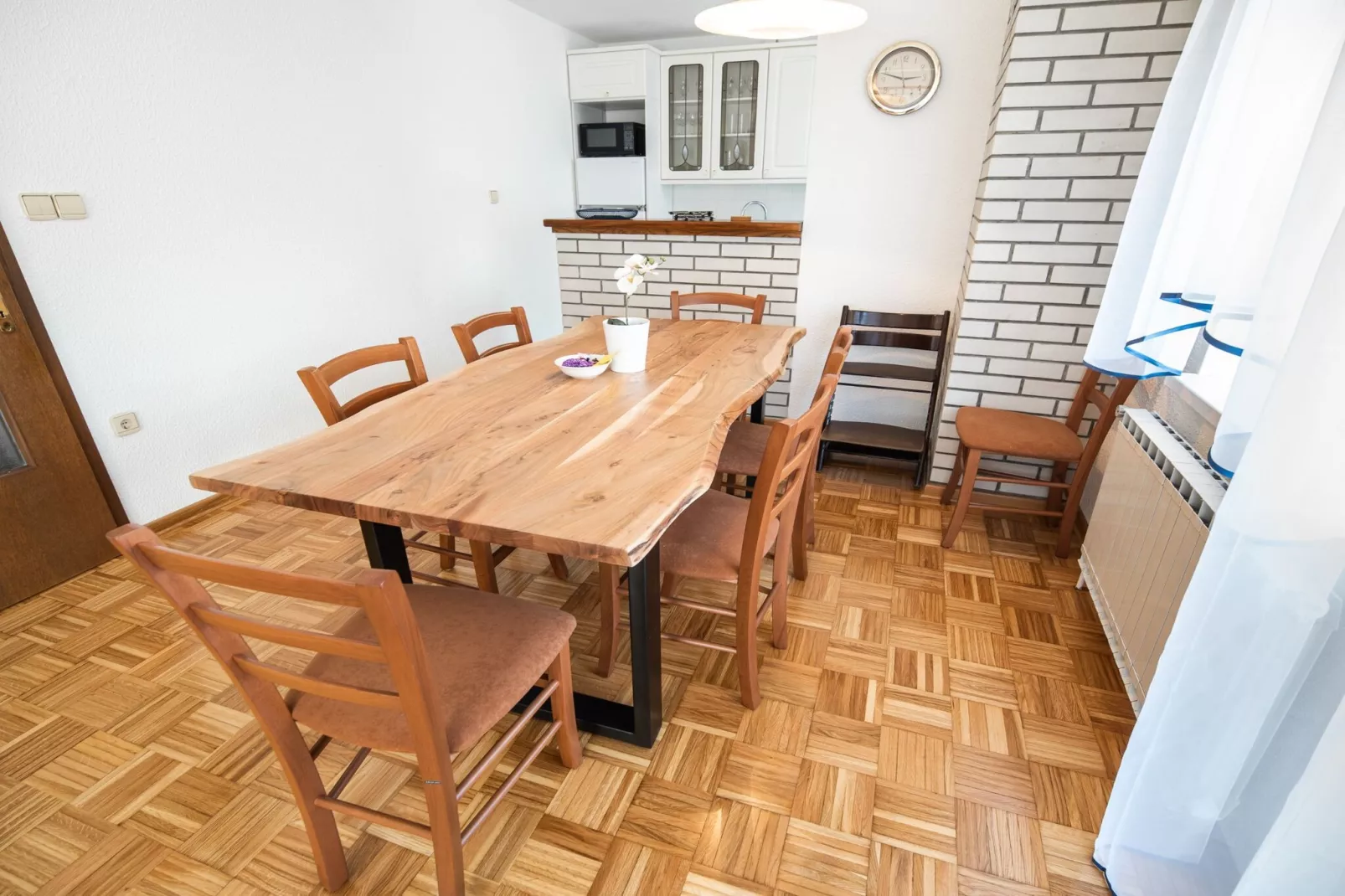 Mountain View Haven Apartments - Two Bedroom Apartment with Balcony-Eetkamer