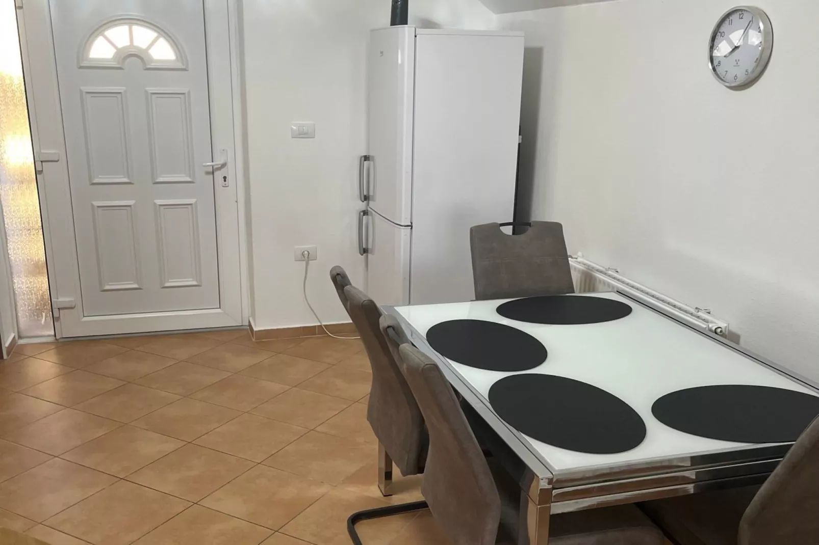 Meadow Tranquil Apartments with Evergreen Garden - Two Bedroom Apartment-Keuken