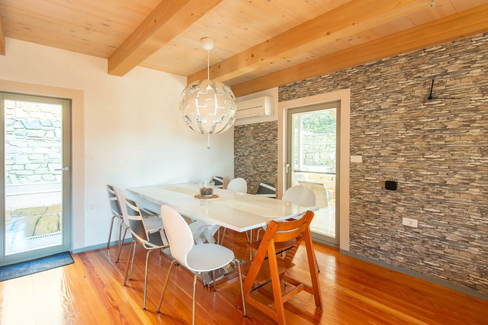 Family-Friendly Serene Retreat Holiday Home - Four Bedroom Holiday Home  with Terrace-Eetkamer