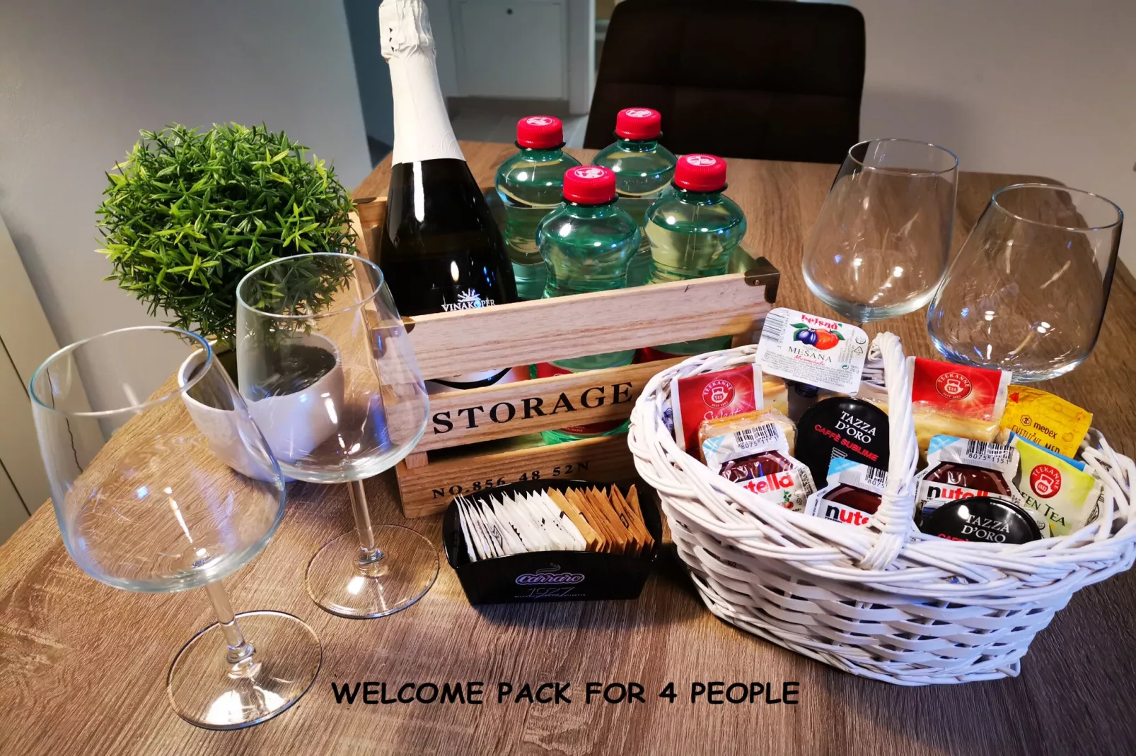 Downtown Koper Spacious Apartment with Balcony - Two Bedroom Apartment with Balcony-Eetkamer