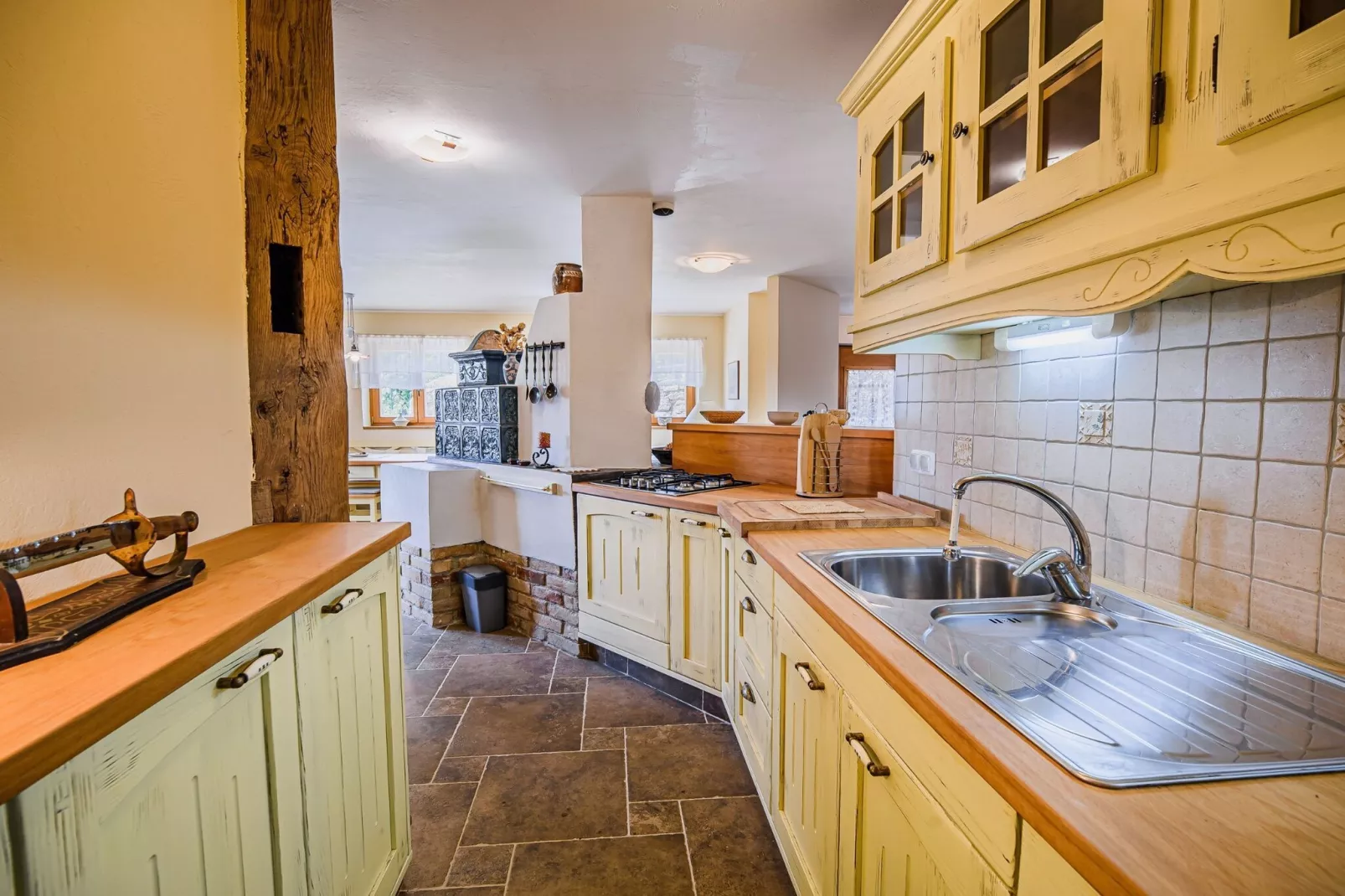 Hidden Authentic Haven Apartments - One Bedroom Apartment with Terrace-Keuken