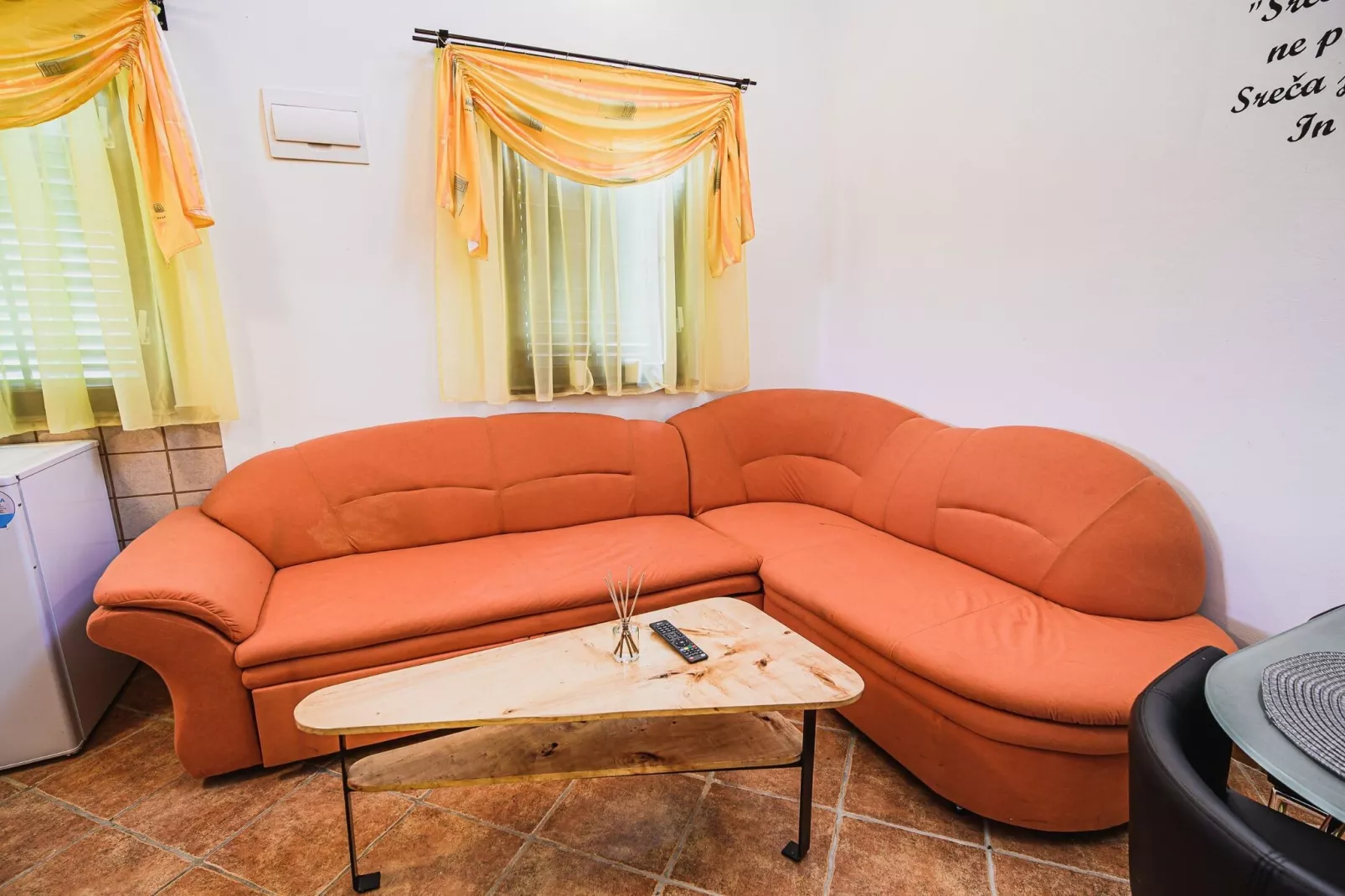 Harvest Horizon Holiday Home with Sauna - One Bedroom Holiday Home-Woonkamer