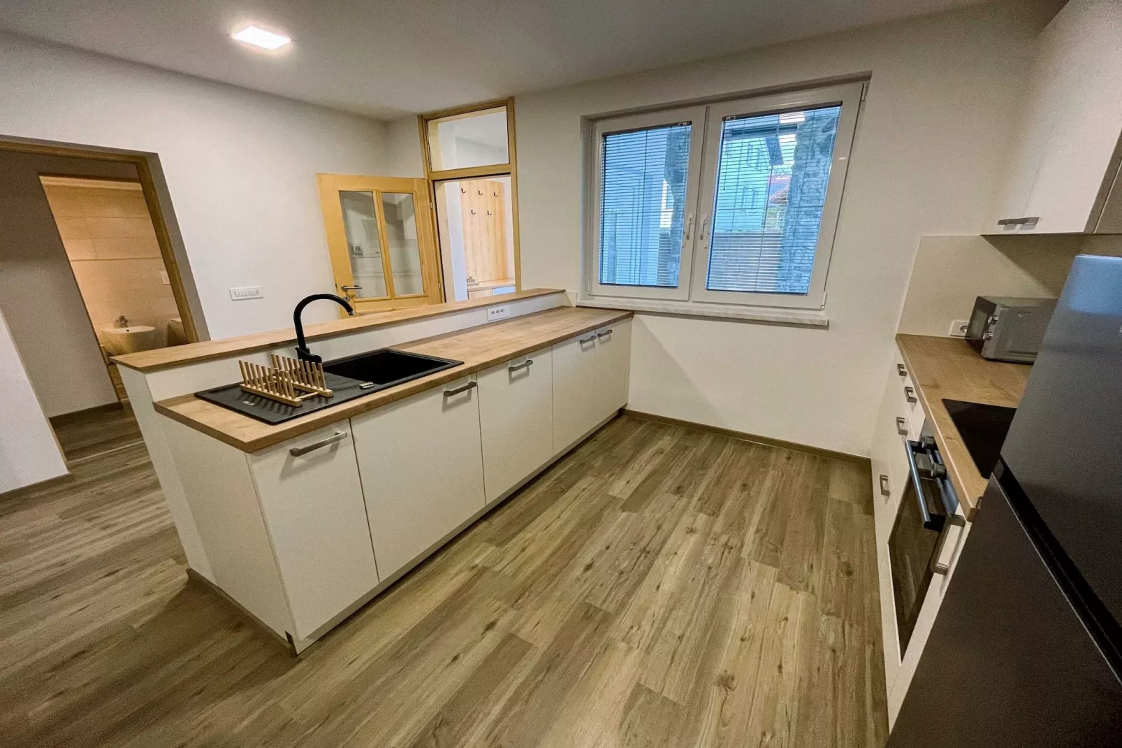 Modern and Peaceful Apartment with Terrace - Two Bedroom Apartment with Terrace-Keuken