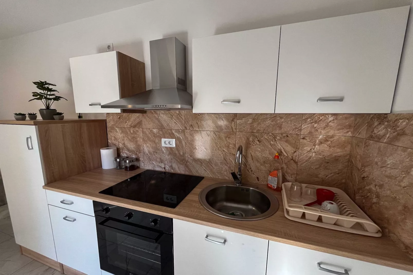 Delightful Cozy Riverside Apartment - One Bedroom Apartment with Terrace-Keuken