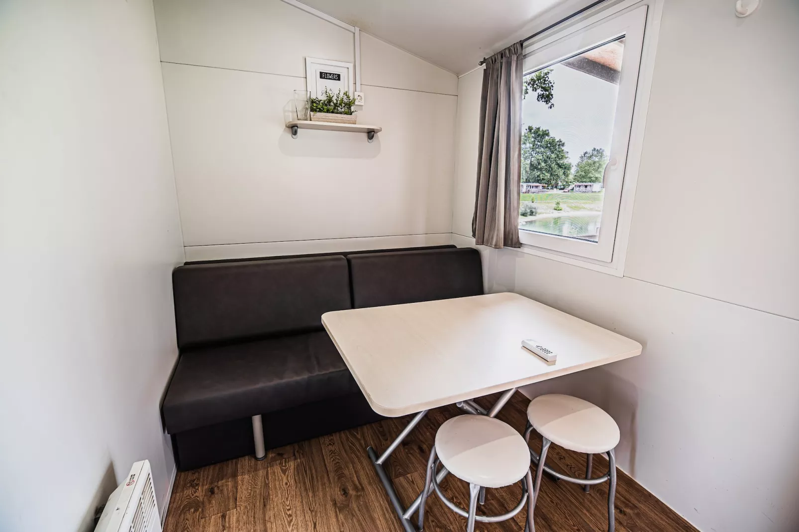 Waterside Retreat Mobile Homes with Thermal Riviera Tickets - One Bedroom Mobile Home with Lake View (owner 4)-Slaapkamer