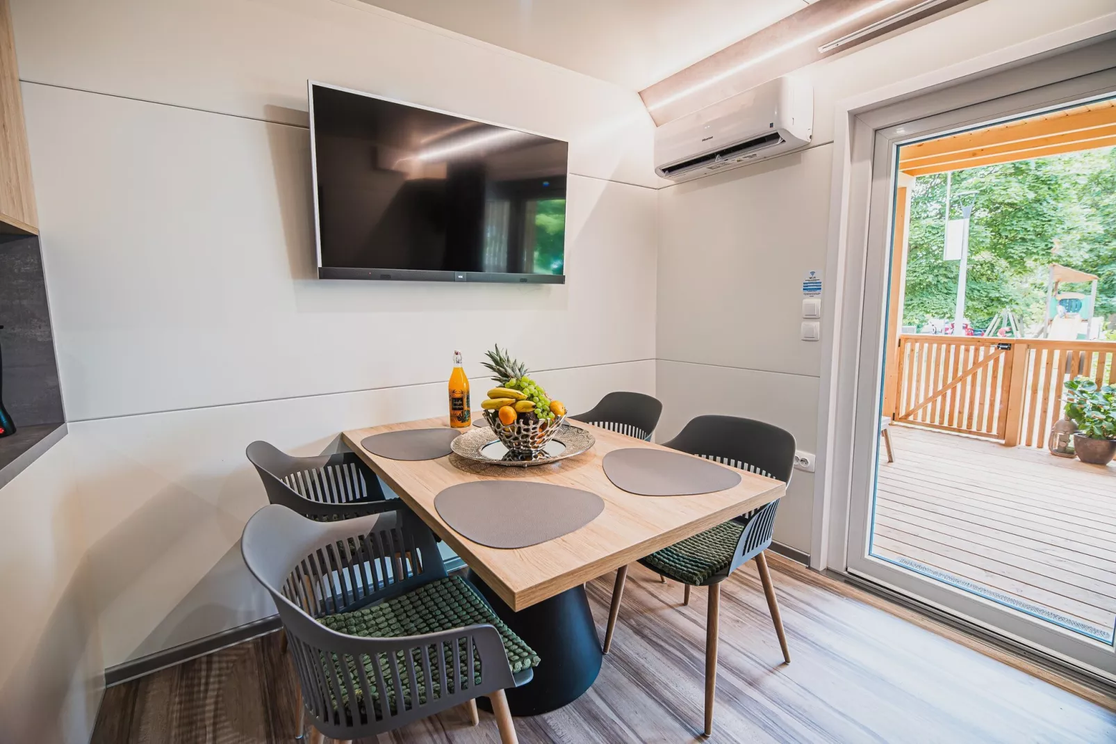 Lake Serenity Premium Mobile Homes with Thermal Riviera Tickets - Three Bedroom Mobile Home 15\/029 - Woonkamer