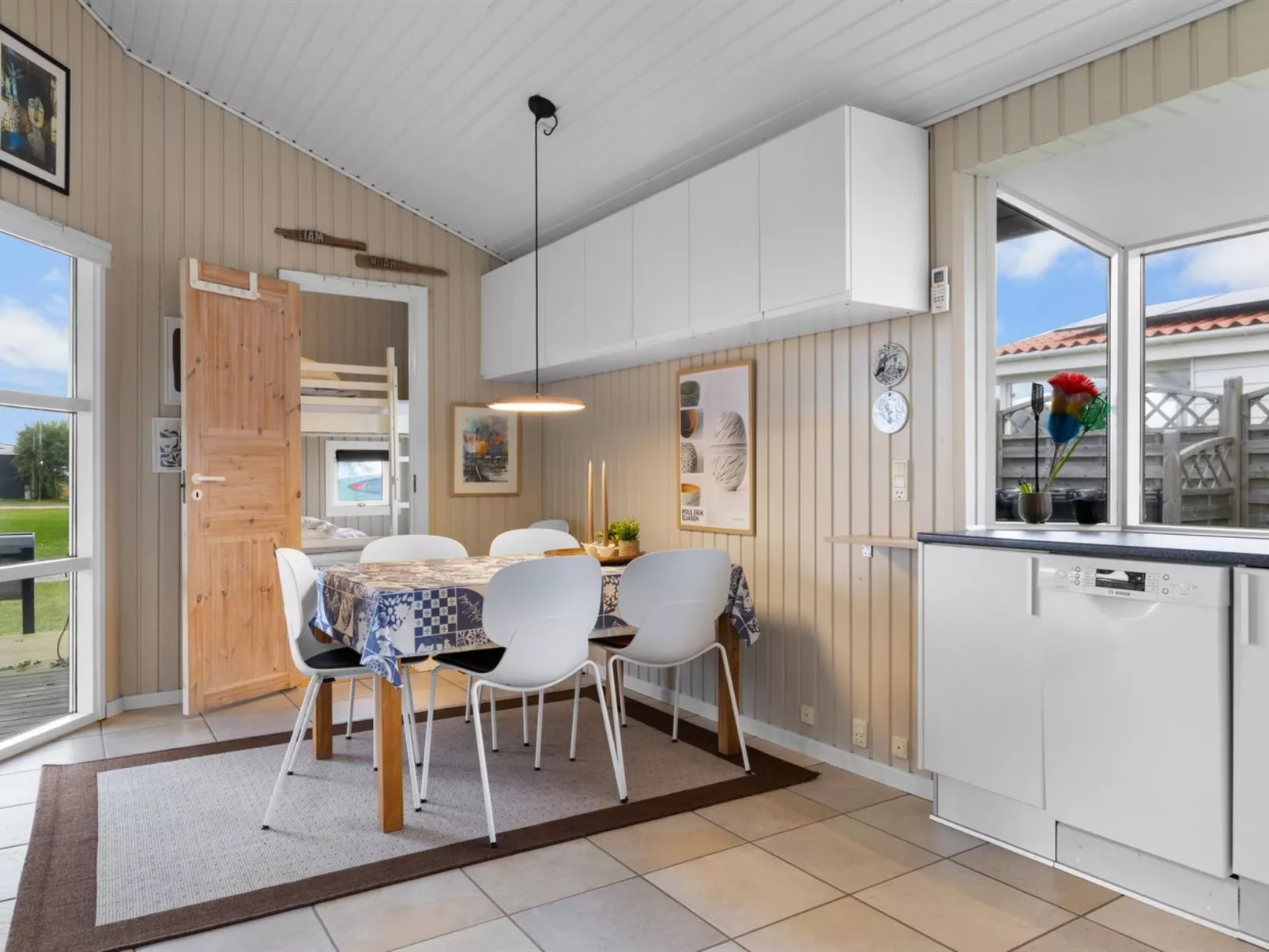 "Roya" - 100m from the sea-Binnen