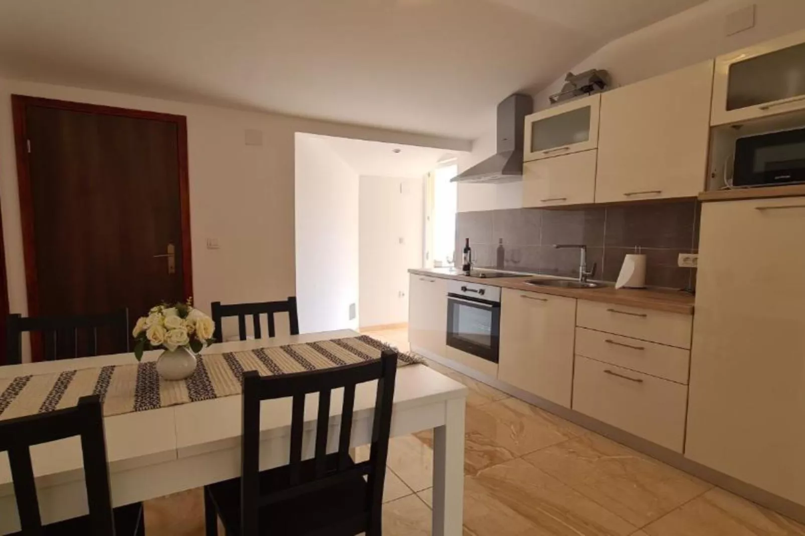 Apartment with One Bathroom-Keuken