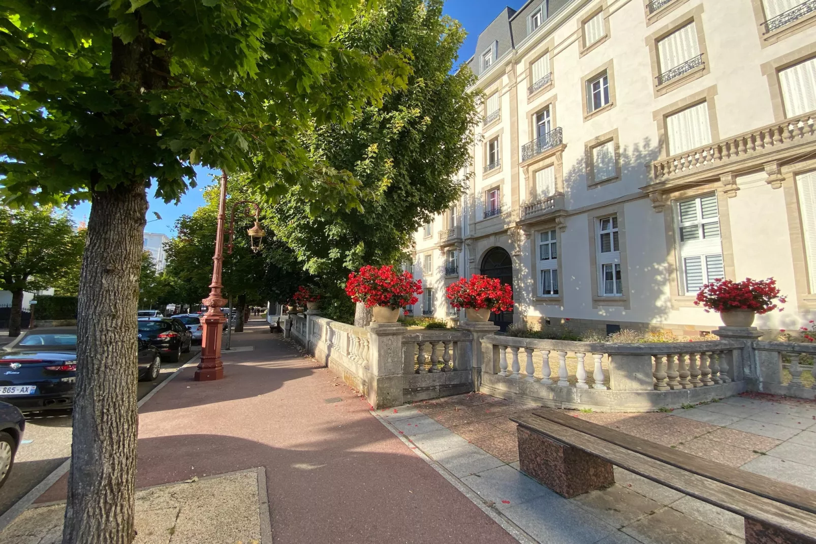 Appartement avec la petite cour-Buitenkant zomer