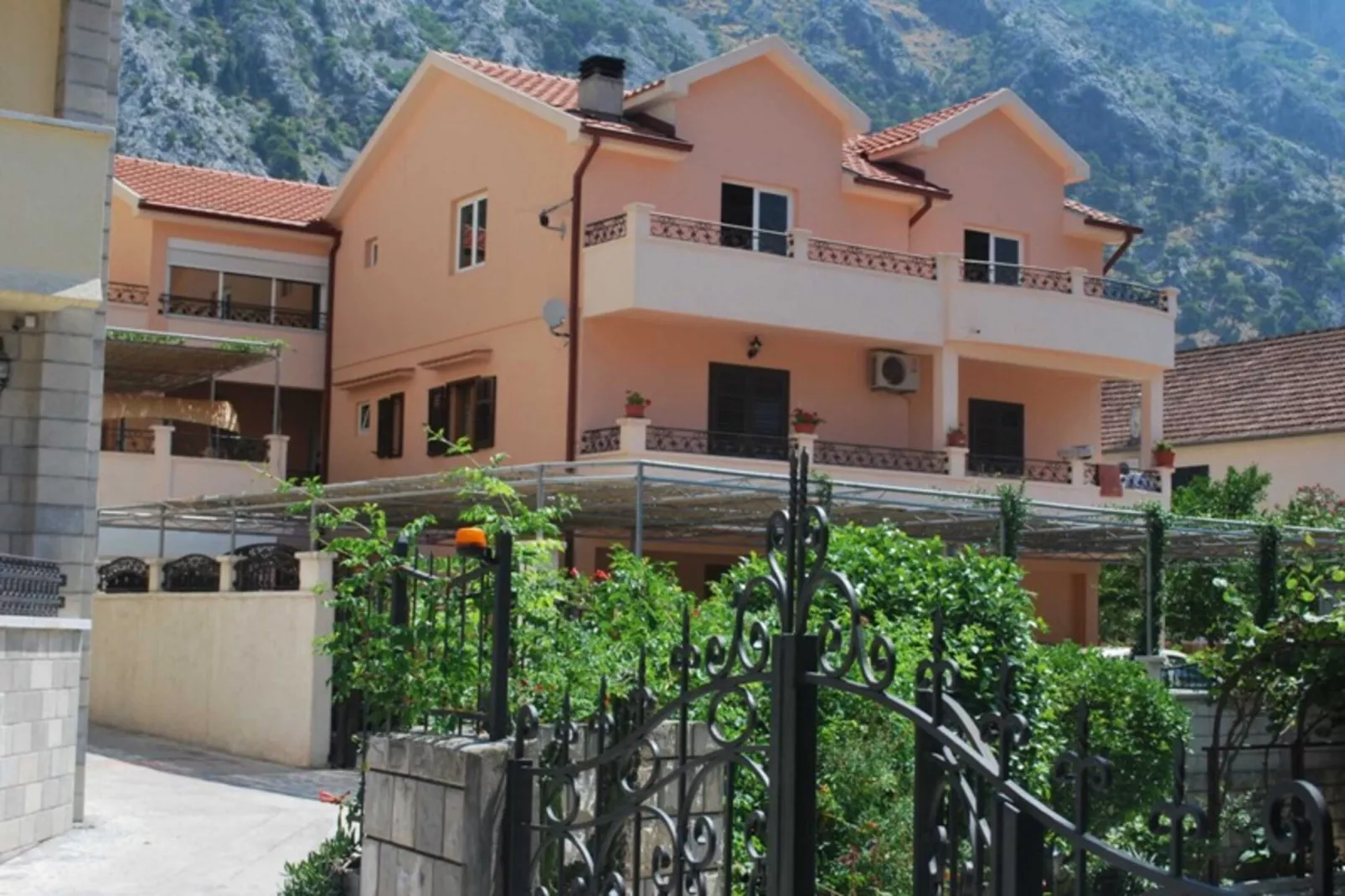 Chic & Sleek Apartments in Kotor -  Studio with Balcony - Attic-Buitenlucht