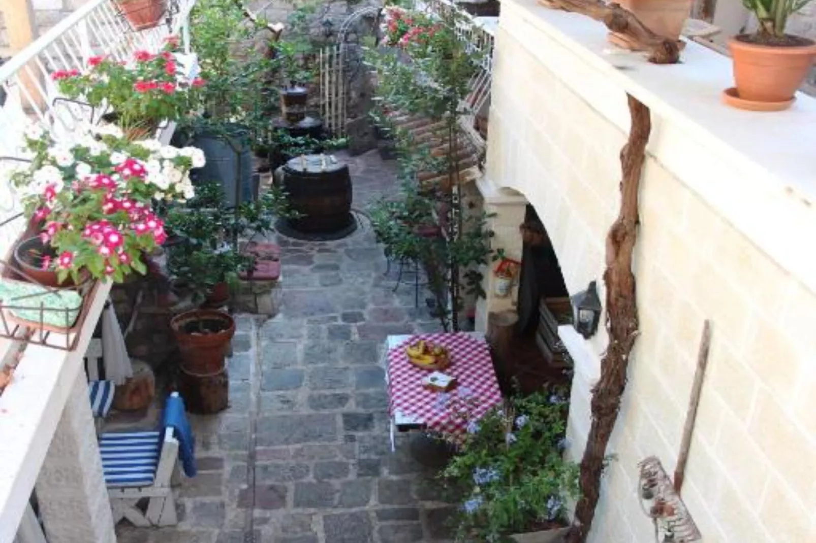 Quaint & Affordable Stay in Budva Traditional Stone House - Comfort Double Room 4-Tuinen zomer