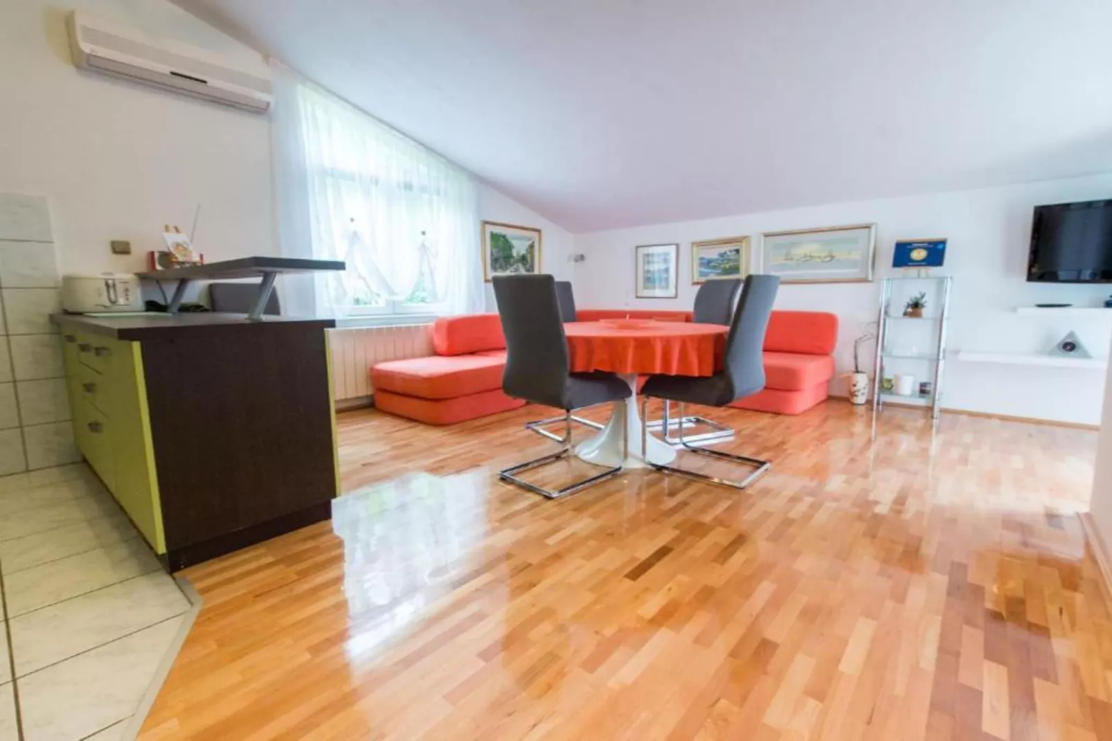 Two-Bedroom Apartment With Lake View-Woonkamer