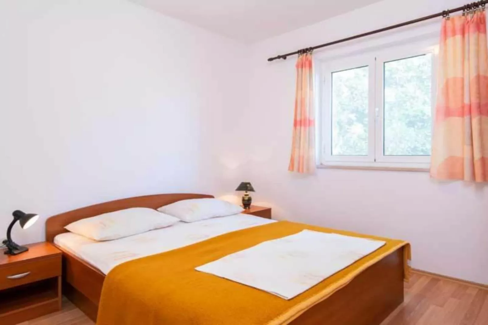 Spacious and Cozy Seafront Apartments - One Bedroom Apartment with Terrace and Sea View-Slaapkamer