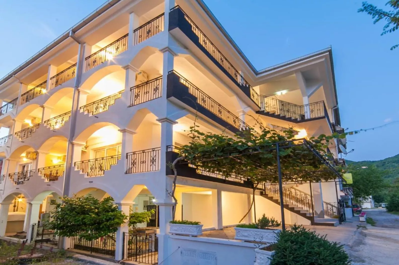 Perfect Budva Stay Near the Sea & Aqua Park -  Duplex Studio 1\/3-Buitenlucht