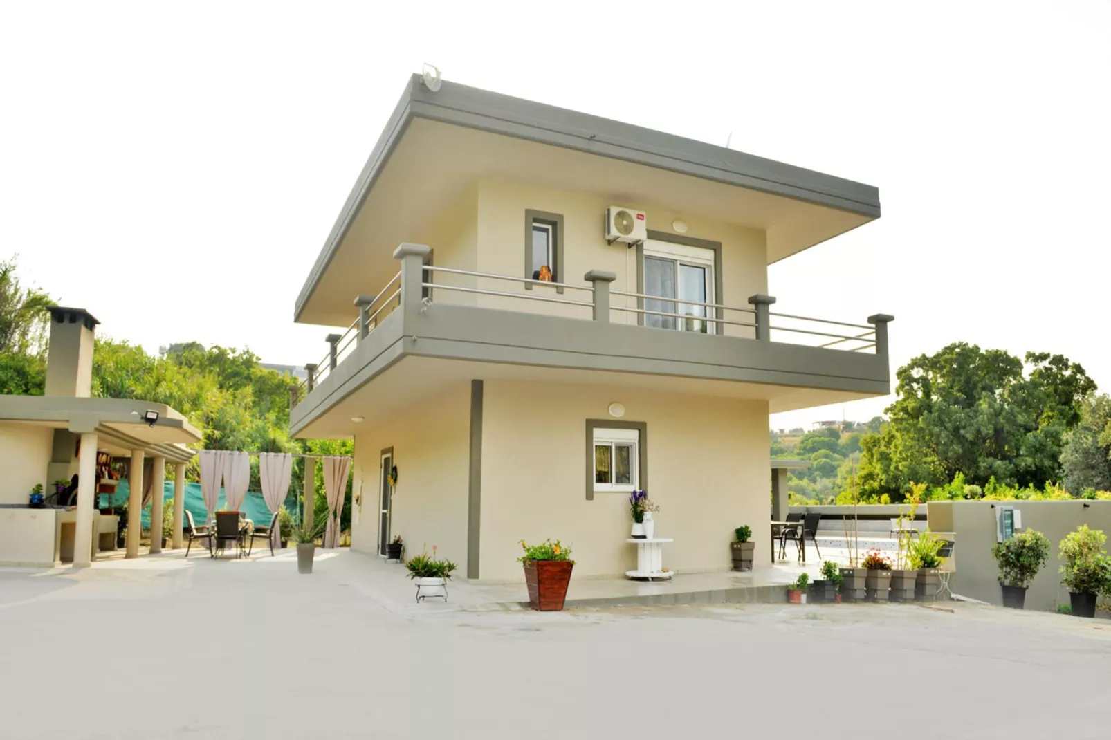 Villa Zambaka-Buitenkant zomer