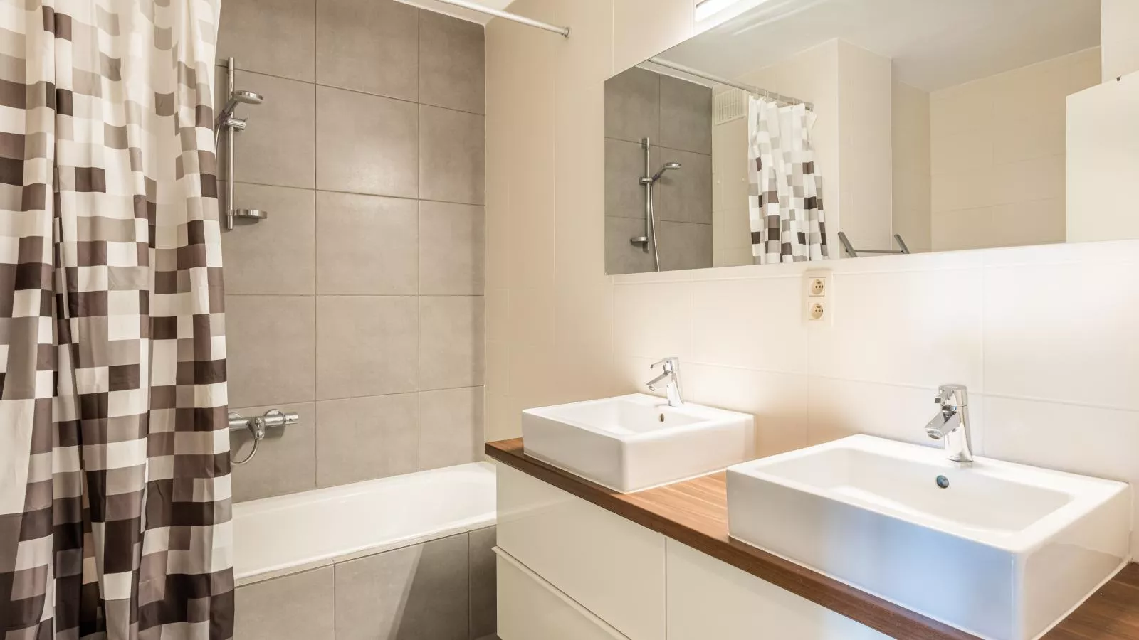 Les Trois Moineaux-Badkamer