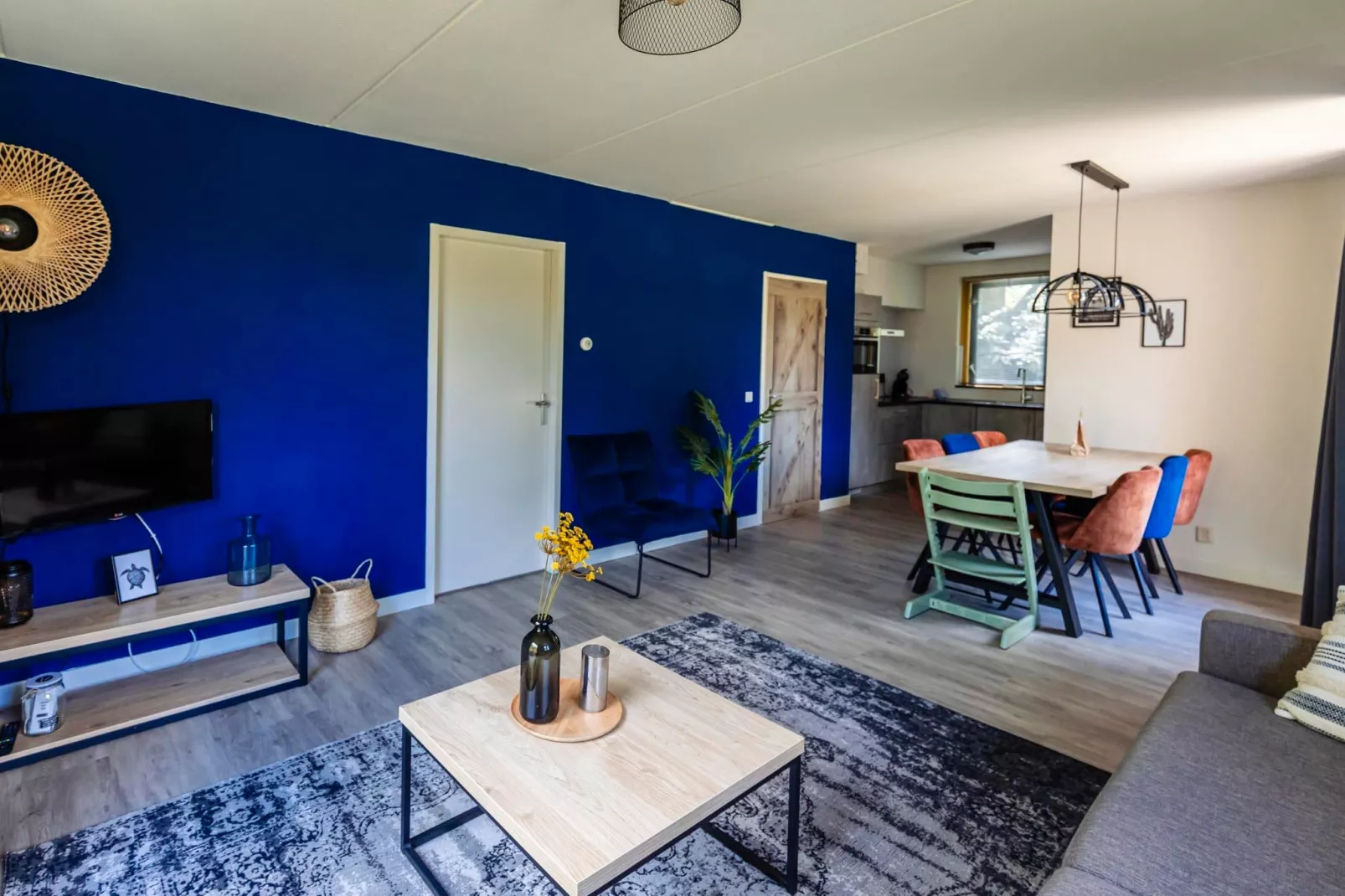 6 - Persons Lakeside Child-friendly Bungalow-Eetkamer