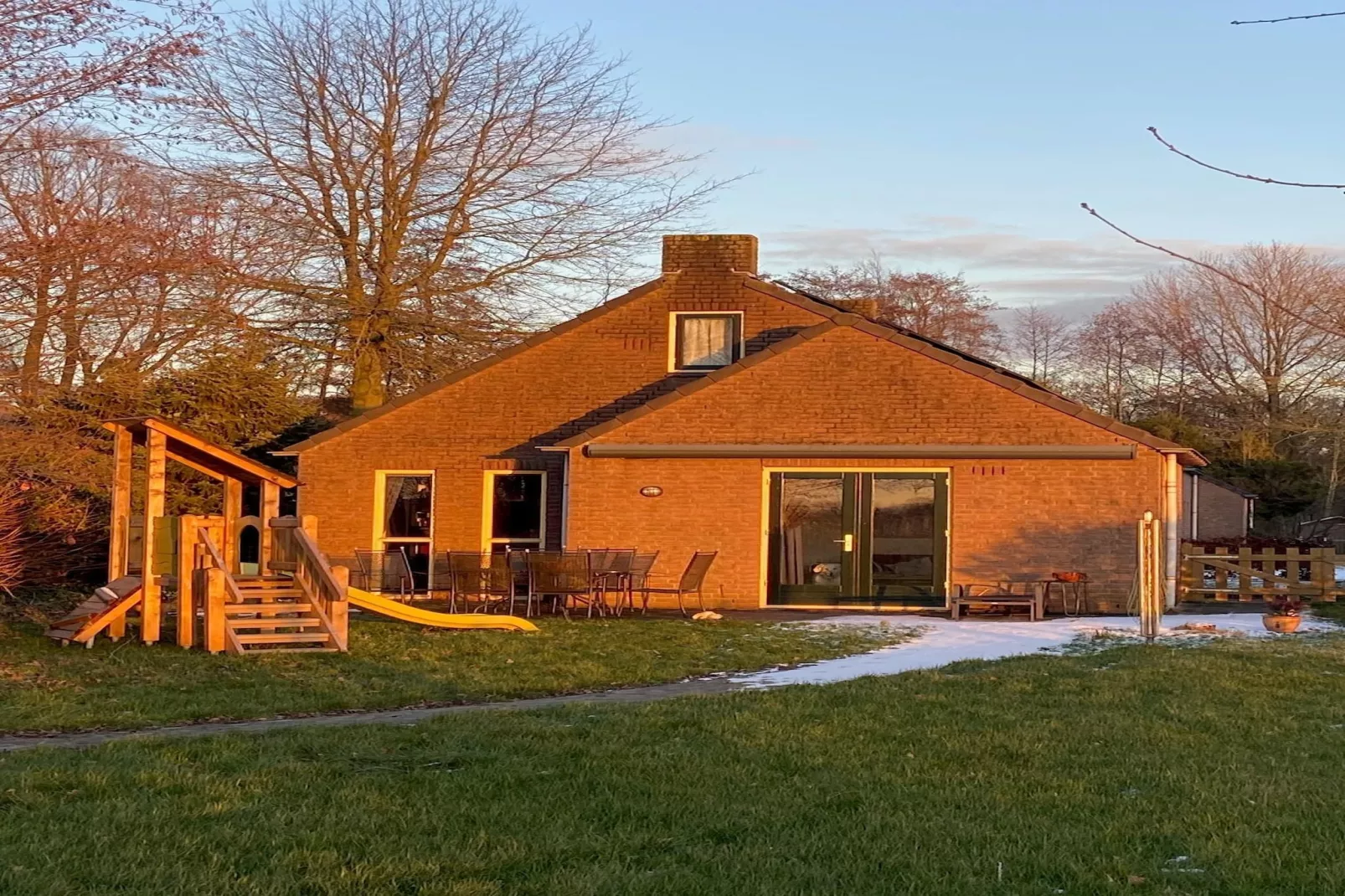 6 - Person Forest Pet & Family Bungalow-Buitenkant zomer