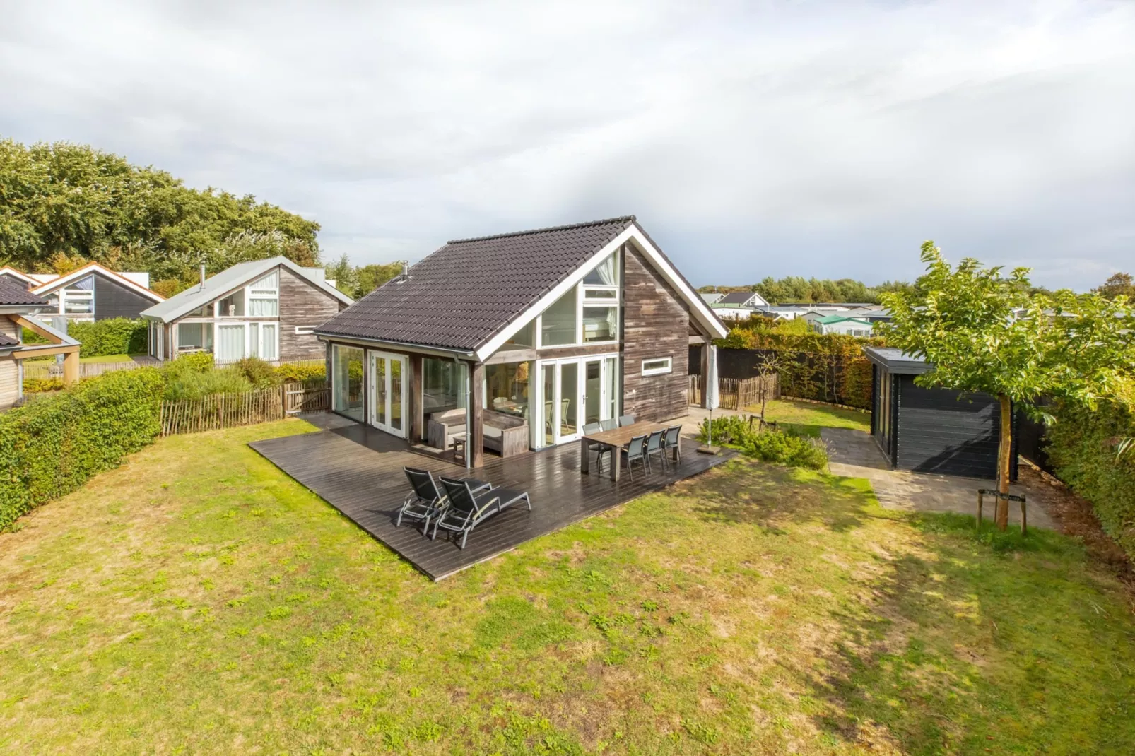 Zonnedorp Kavel 10 Renesse | Villa near the Beach & with Spacious Garden-Buitenkant zomer