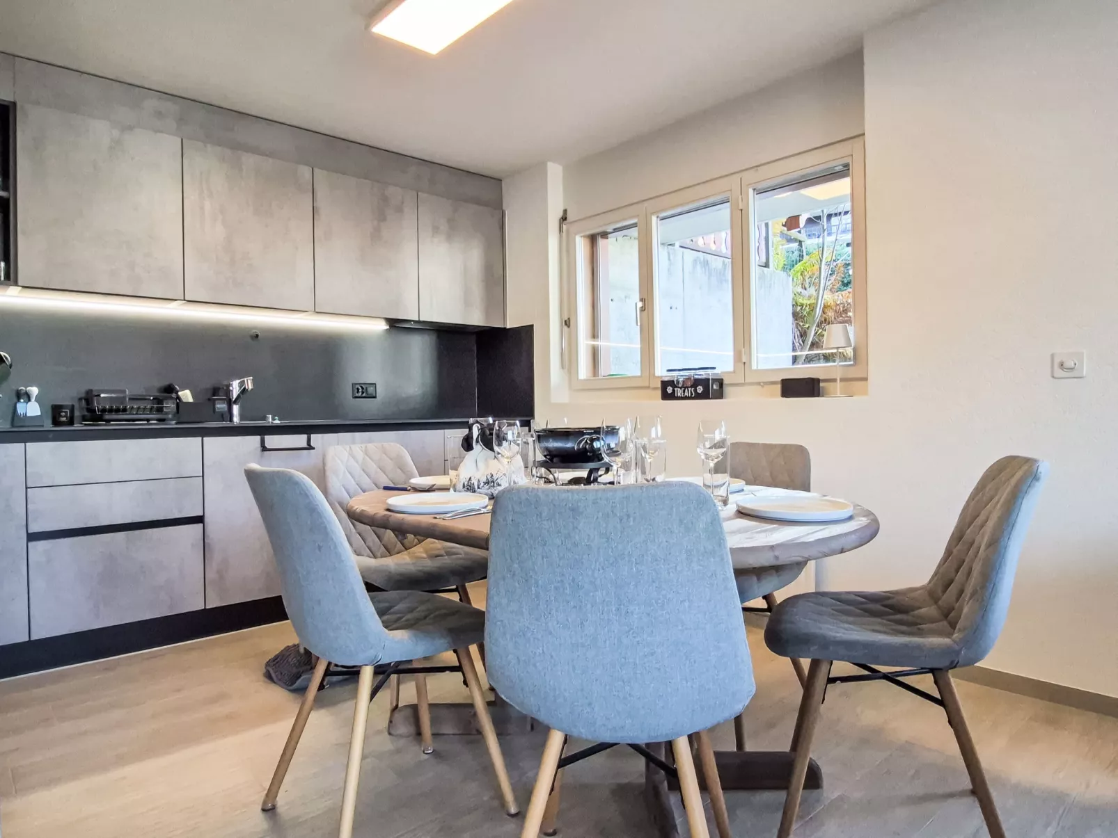 Ambassador 2/1-Binnen