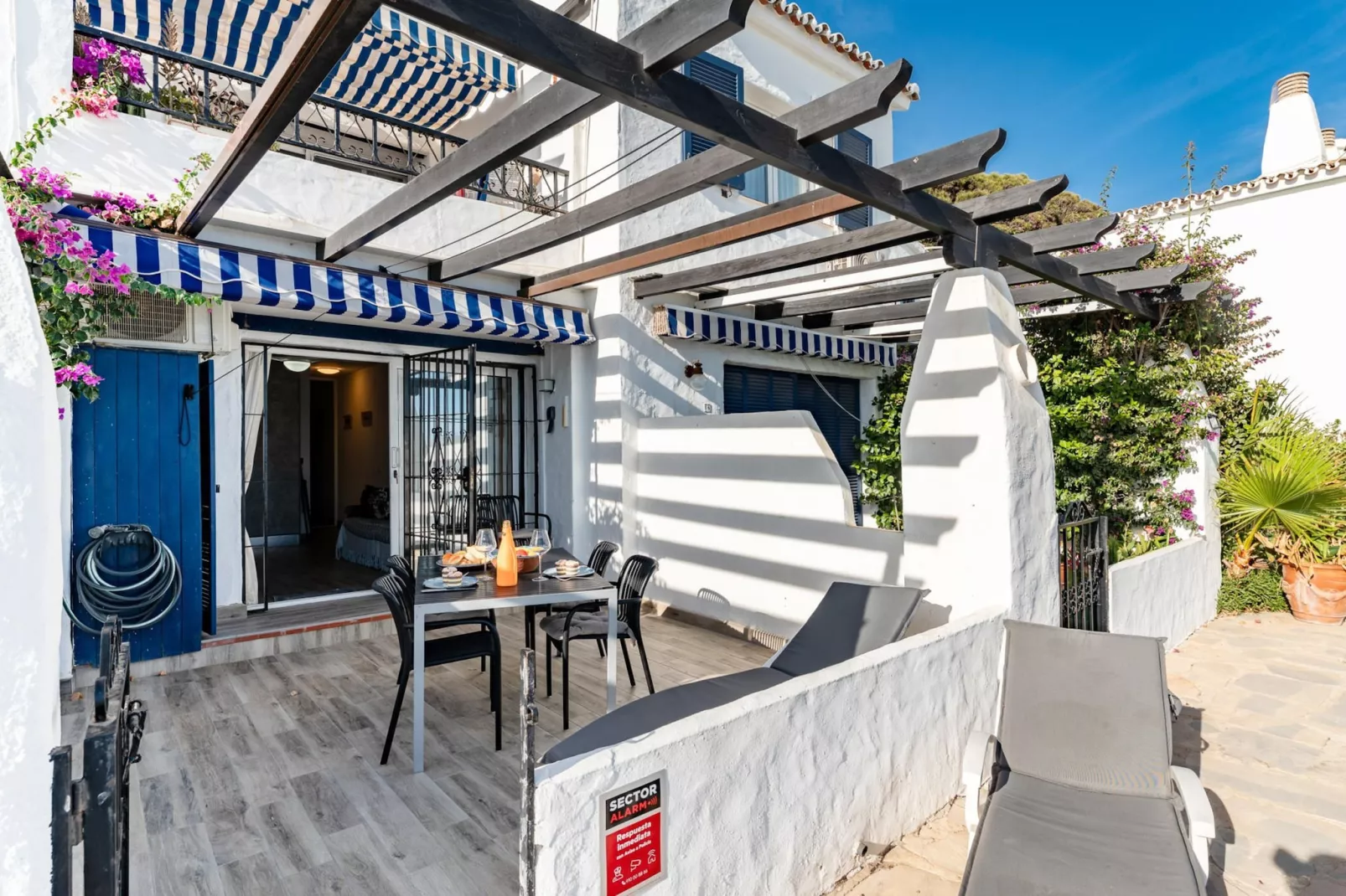 CT 399 - Faro's Beachfront Apartment in Calahonda-Terrasbalkon