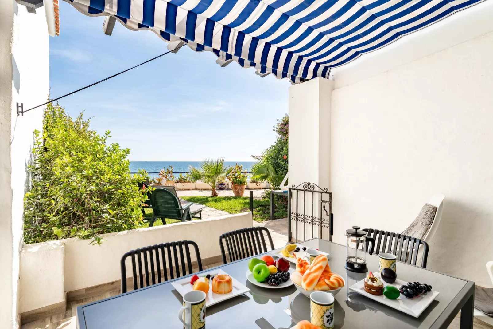 CT 398 - Faro's Beachfront House in Calahonda-Terrasbalkon