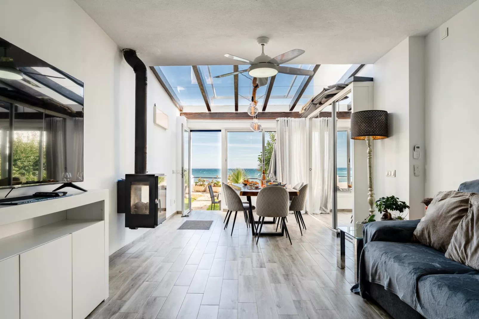 CT 400 - Faro's Beachfront House in Calahonda-Woonkamer
