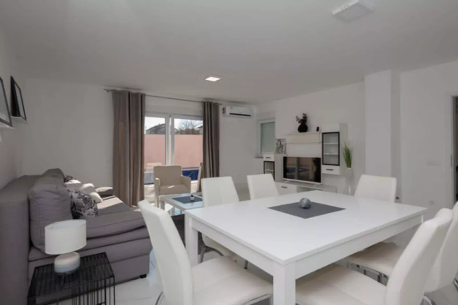 Charming Villa Nina with Pool - Four Bedroom Villa With Terrace and Swimming pool-Woonkamer