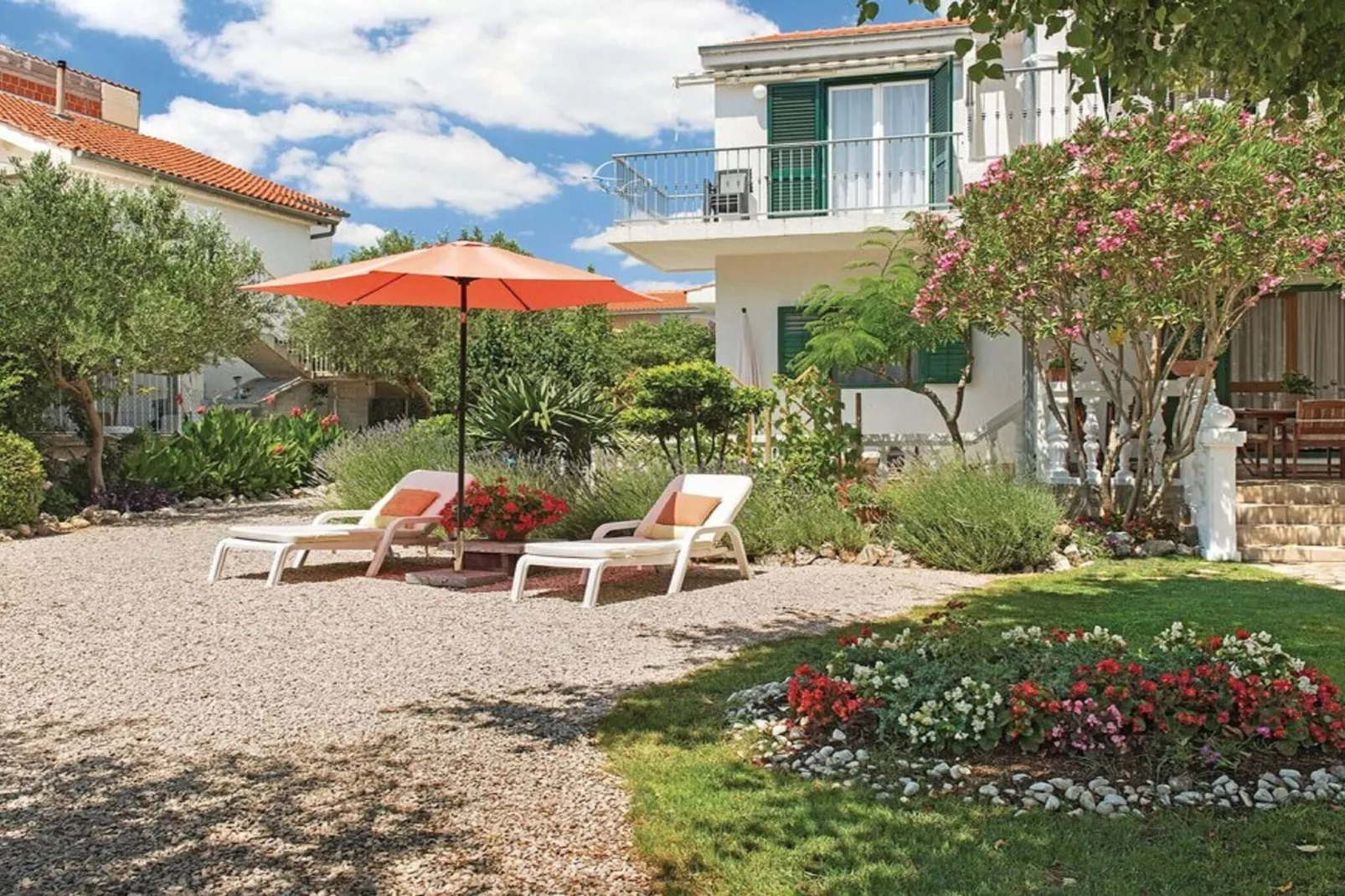 Beach apartment Jadrija-Tuinen zomer