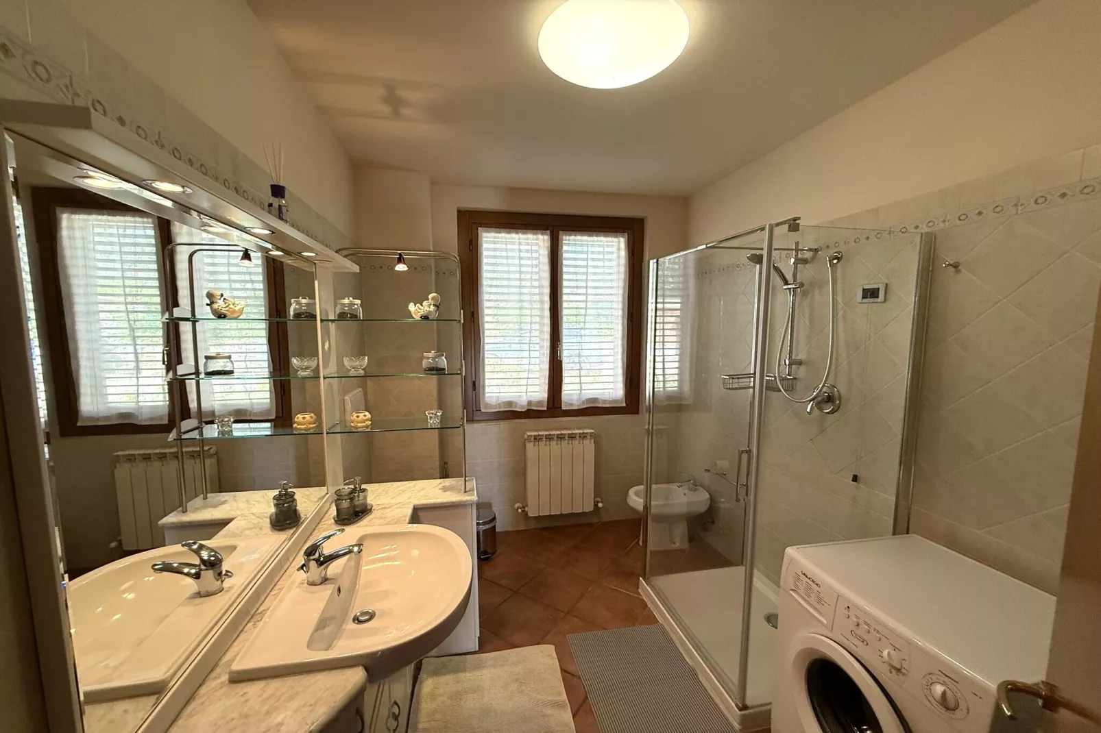 Villa a Loro Ciuffenna-Badkamer