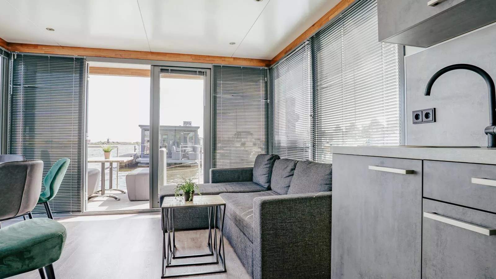 Tiny houseboat Uitgeest I-Woonkamer