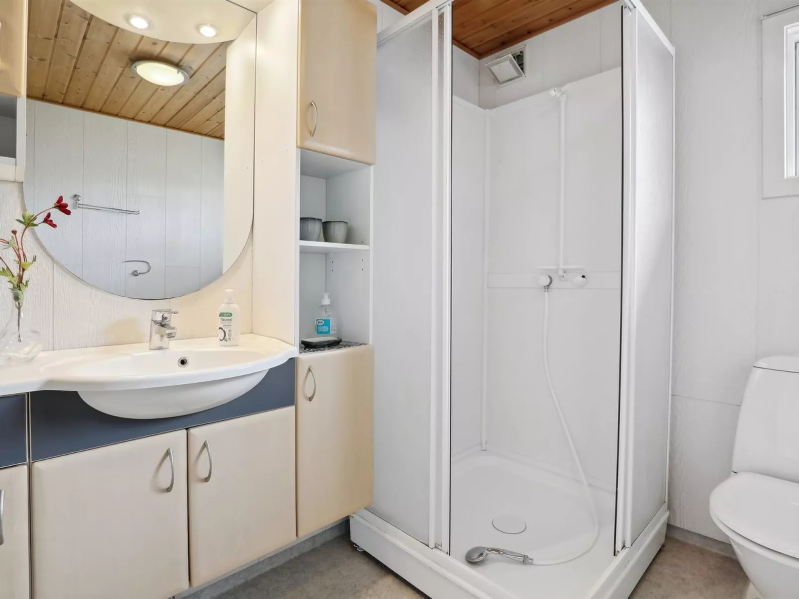 "Bondi" - 150m from the sea-Binnen