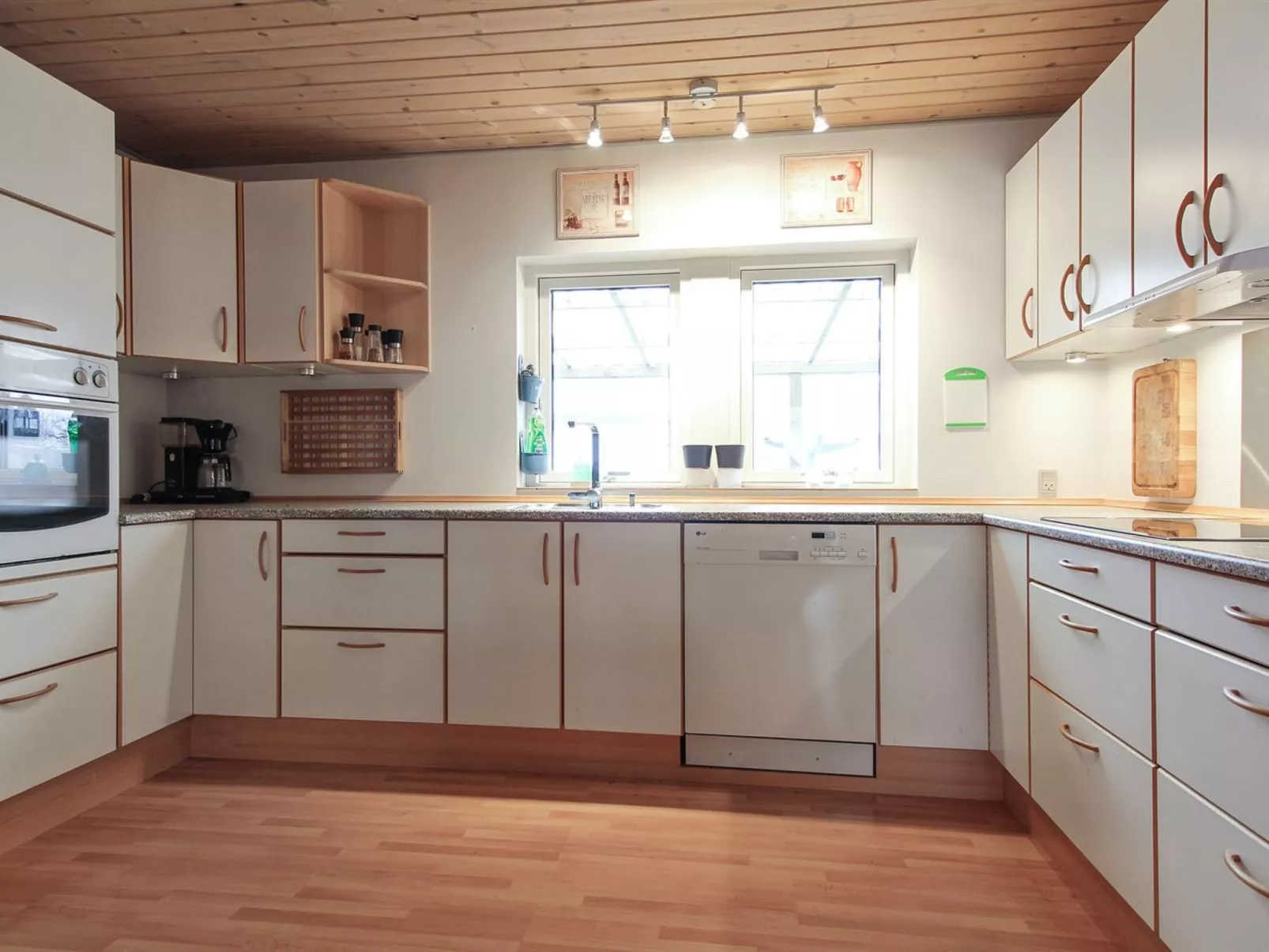 "Editha" - 800m from the sea-Binnen