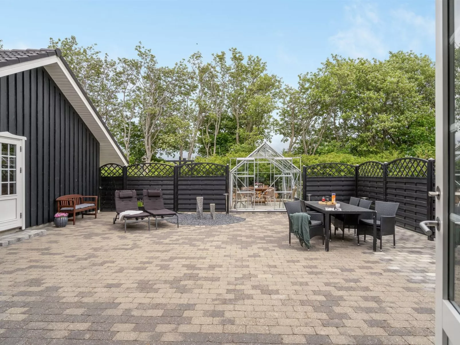 "Regnwald" - 400m to the fjord-Buiten