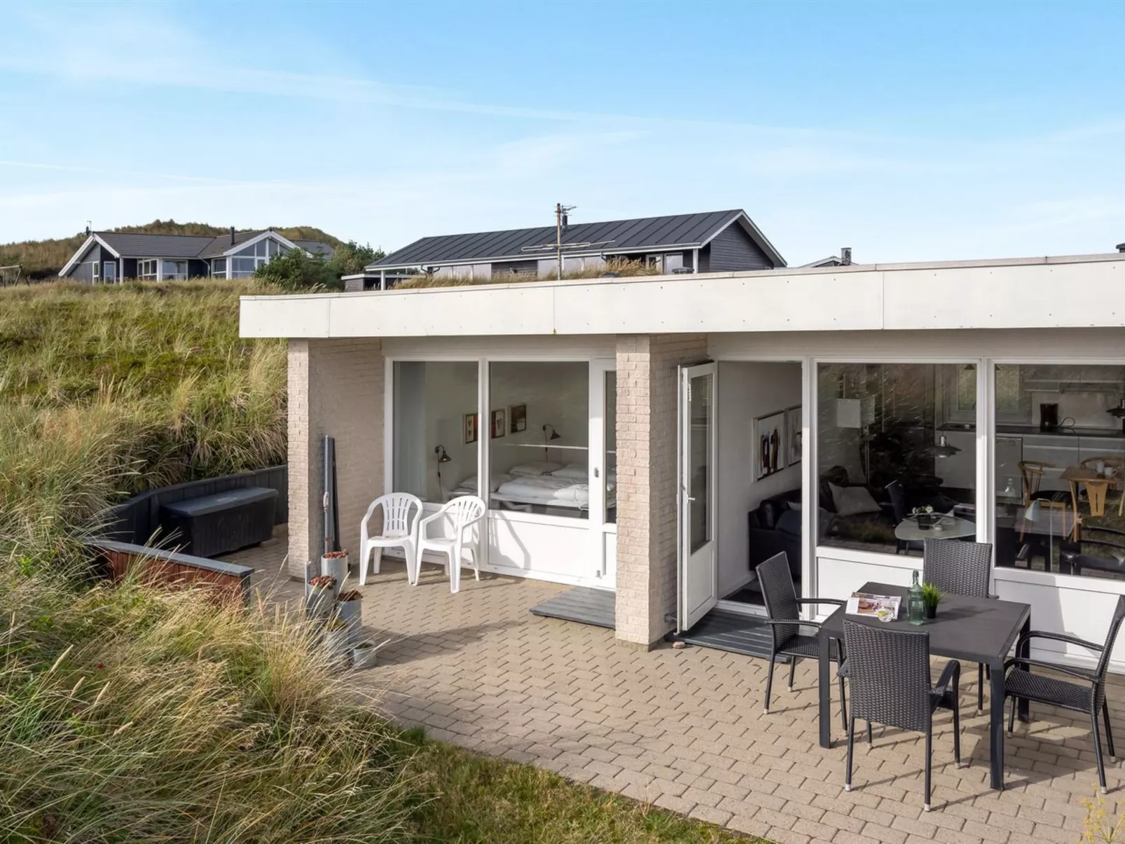 "Elizabeta" - 100m to the fjord-Buiten