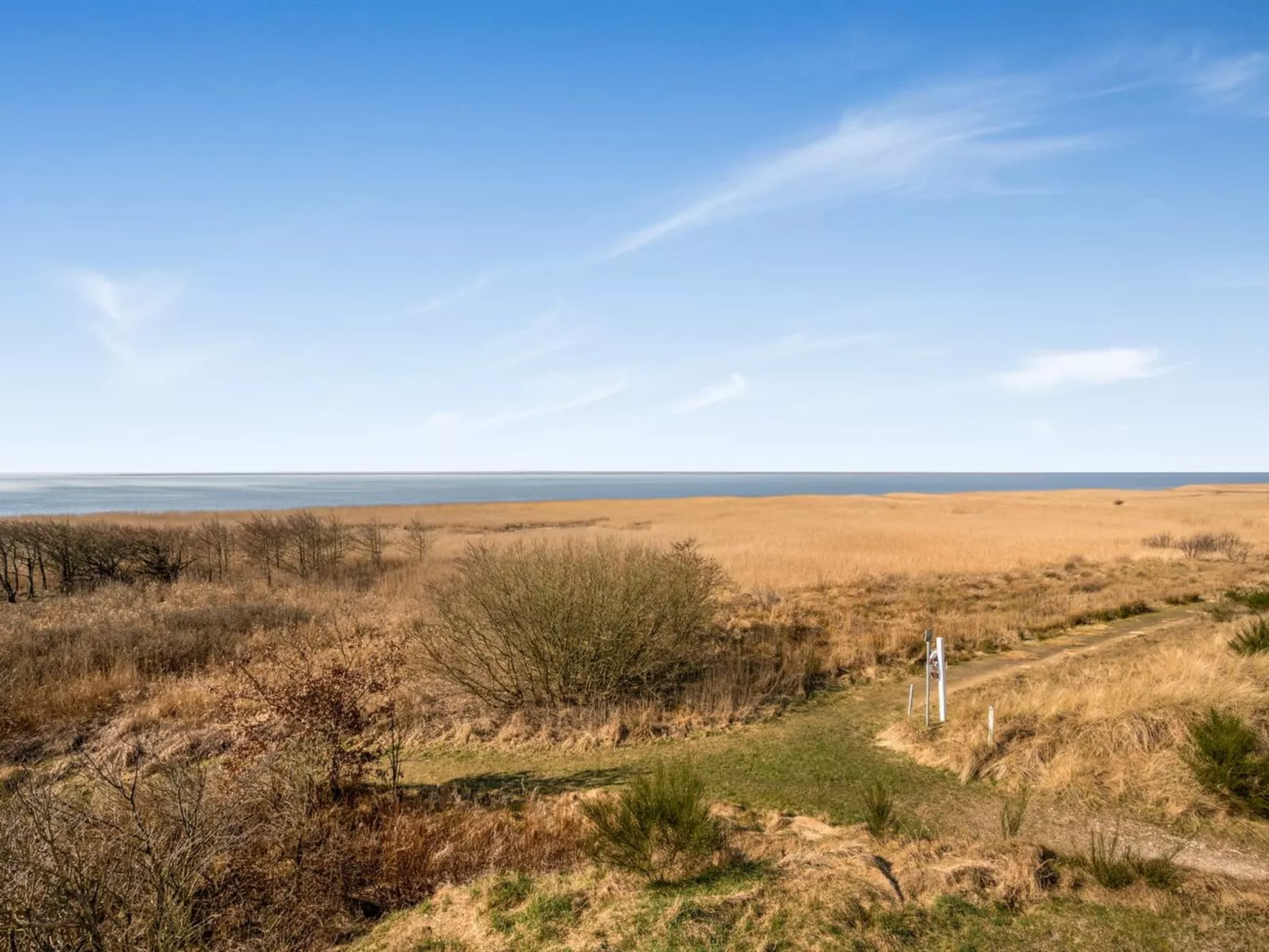 "Bjart" - 50m to the fjord-Buiten