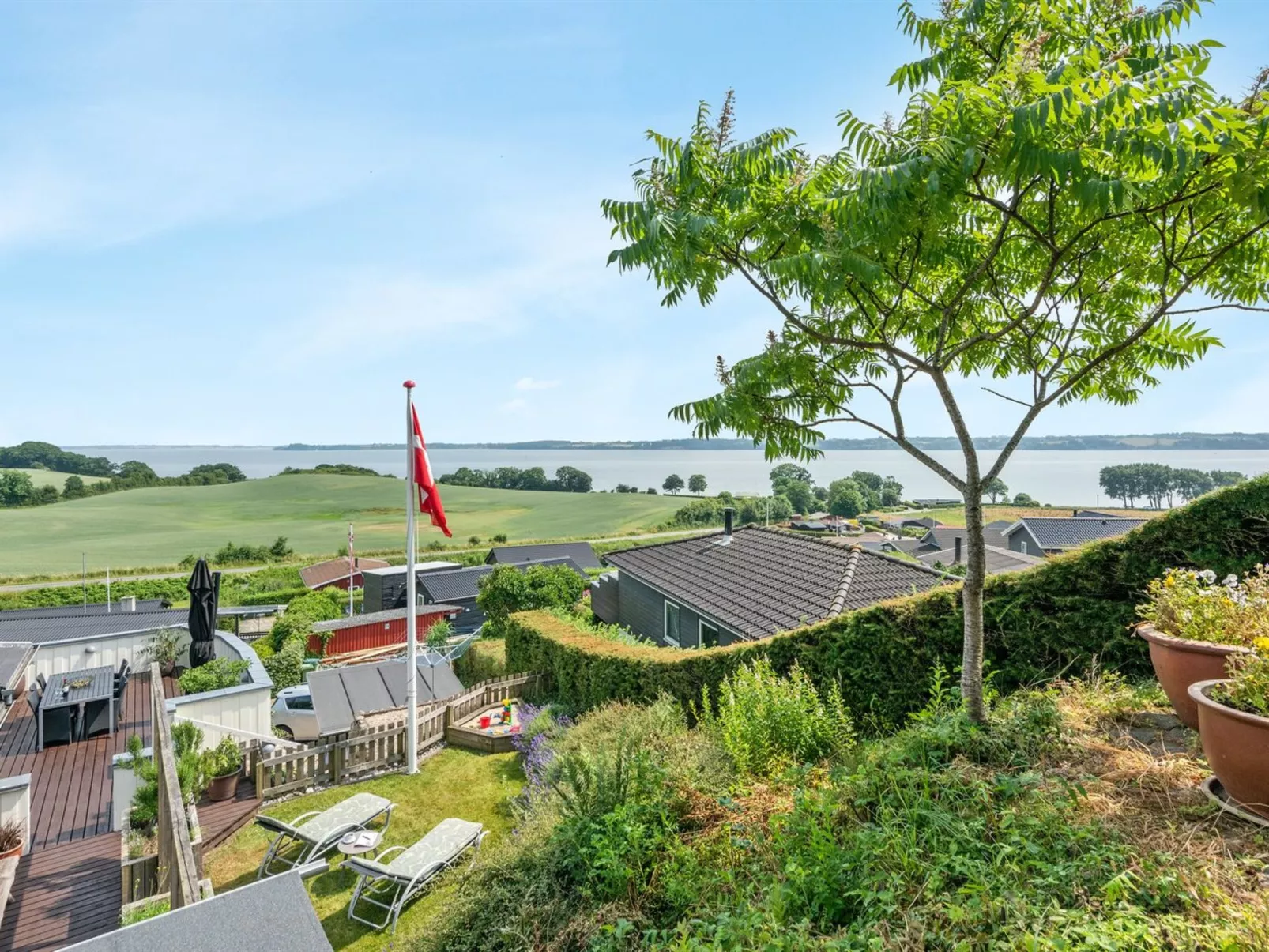 "Haraldina" - 350m to the fjord-Buiten