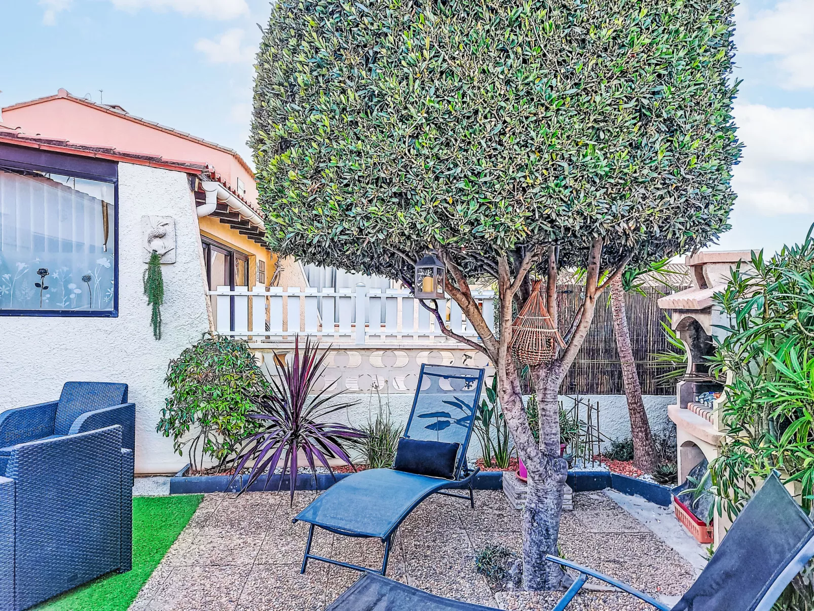 Les Amandines-Buiten