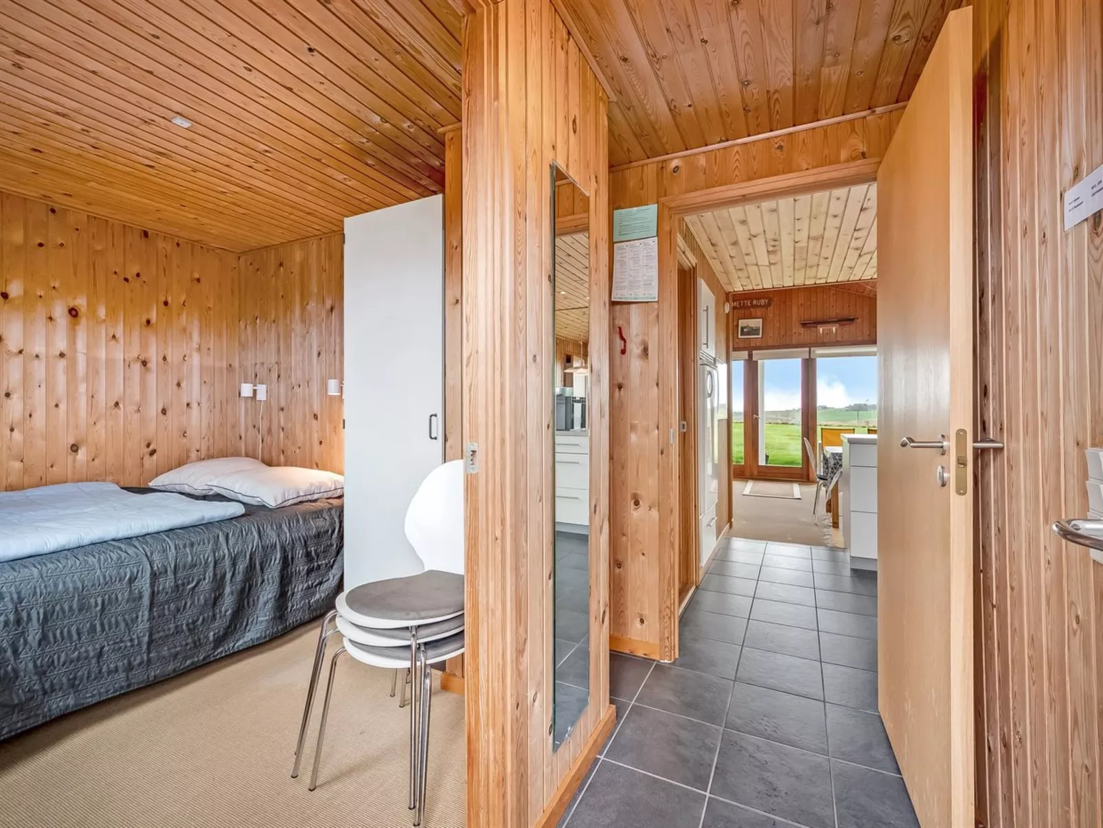 "Tanea" - 700m to the fjord-Binnen