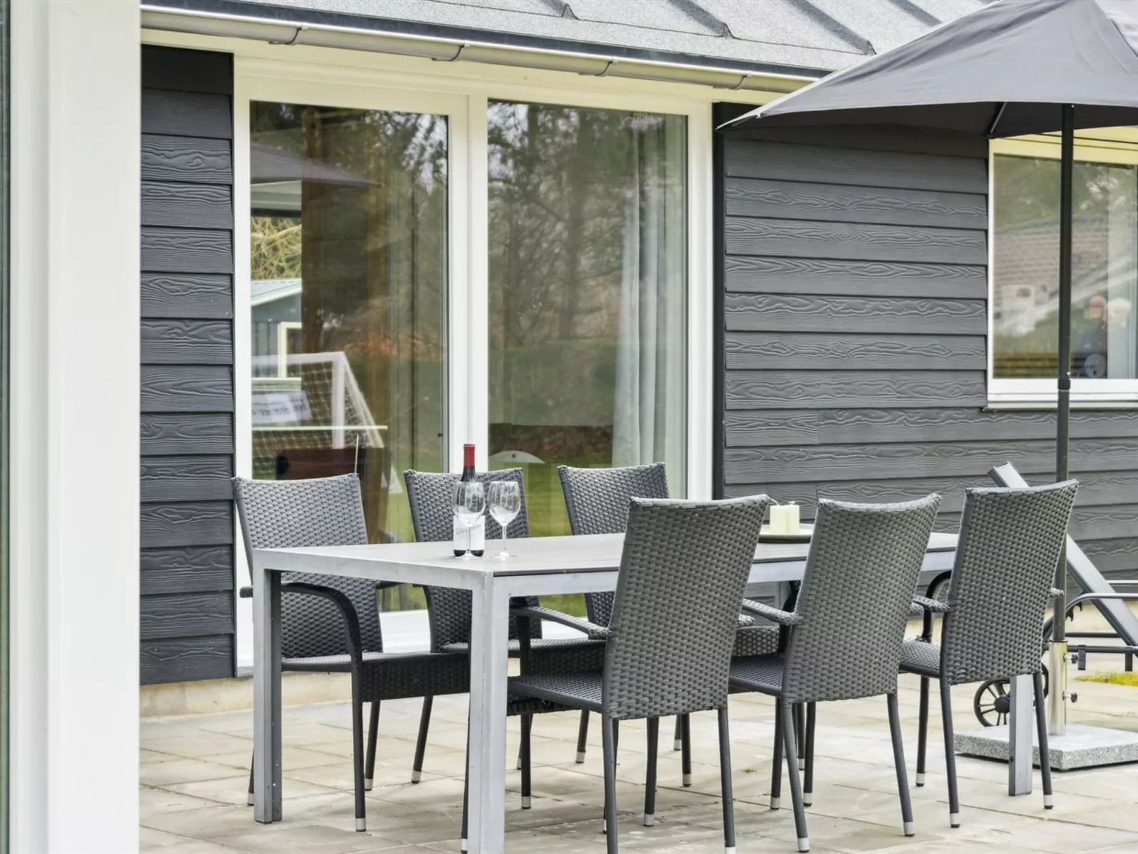 "Human" - 10.5km from the sea-Buiten