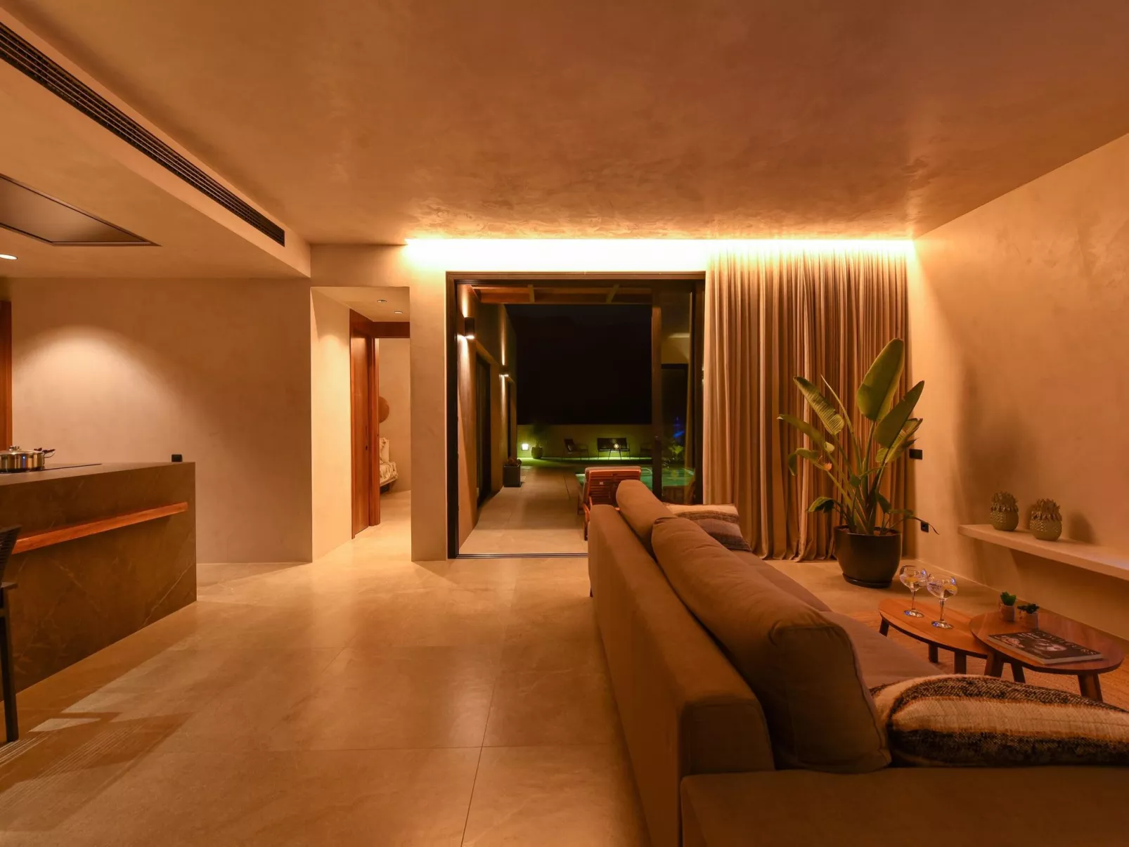 Almadies Tauro - Binnen