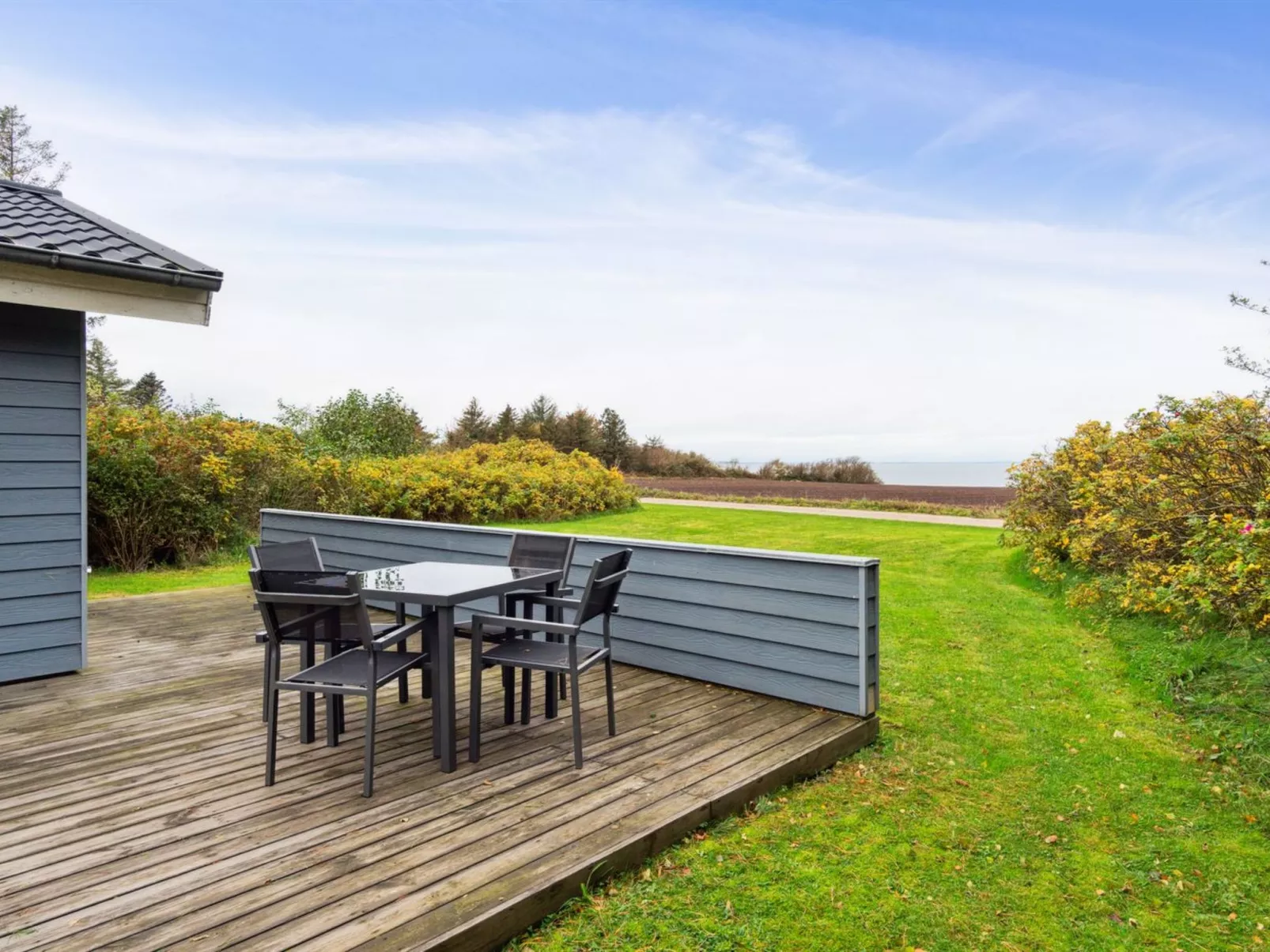 "Luchia" - 200m to the fjord-Buiten