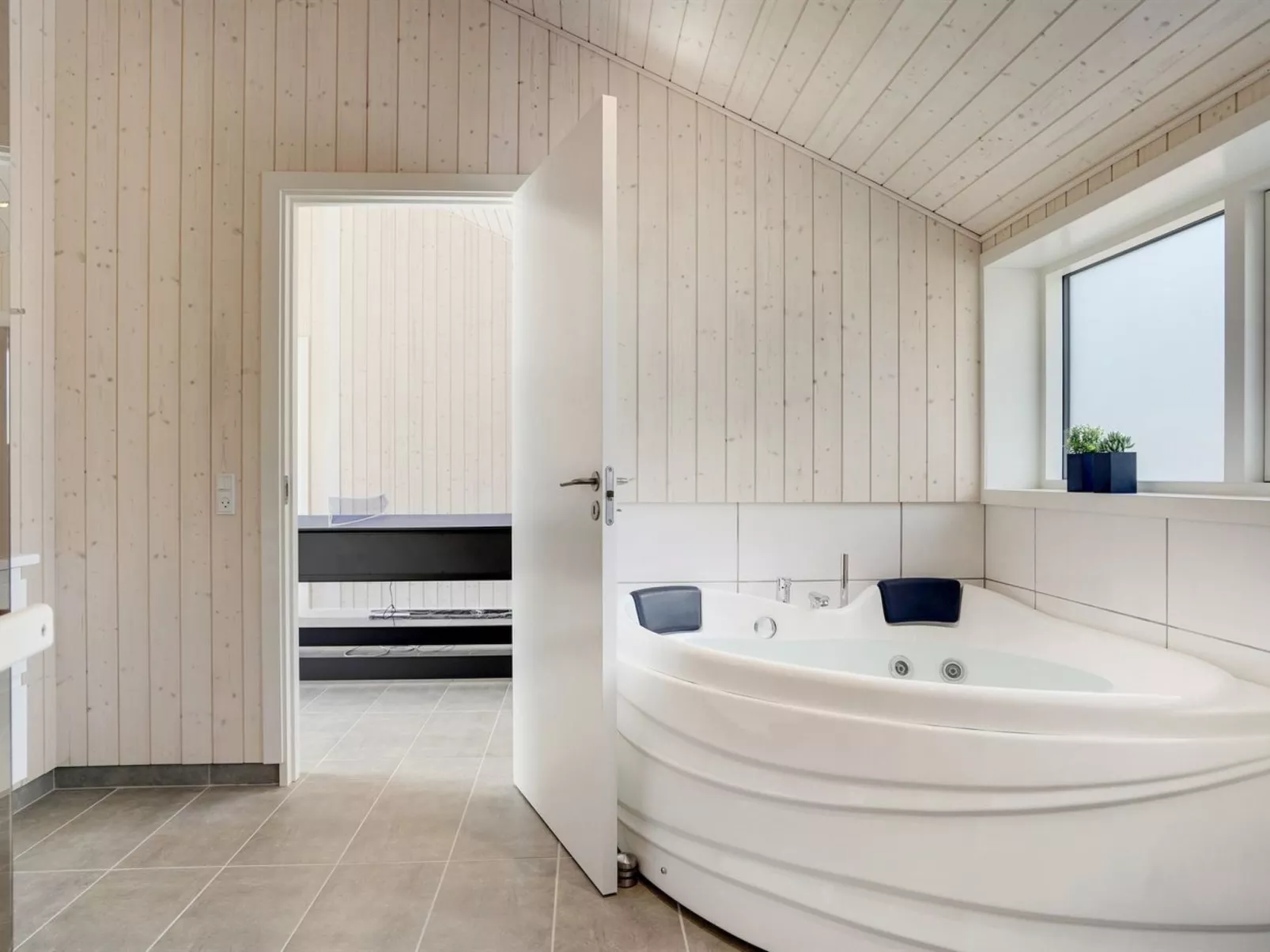 "Dior" - 1.4km from the sea-Binnen