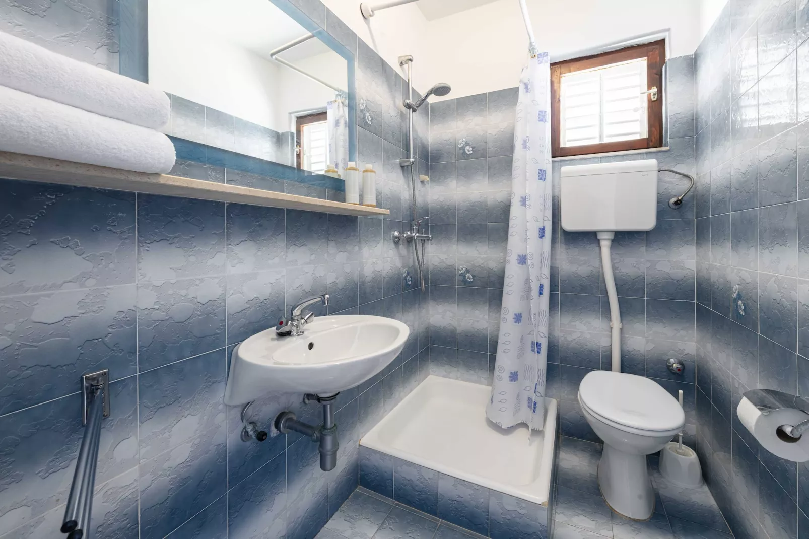 Guest House Rooms Rose- Comfort Double Room with Balcony and Sea View-Badkamer