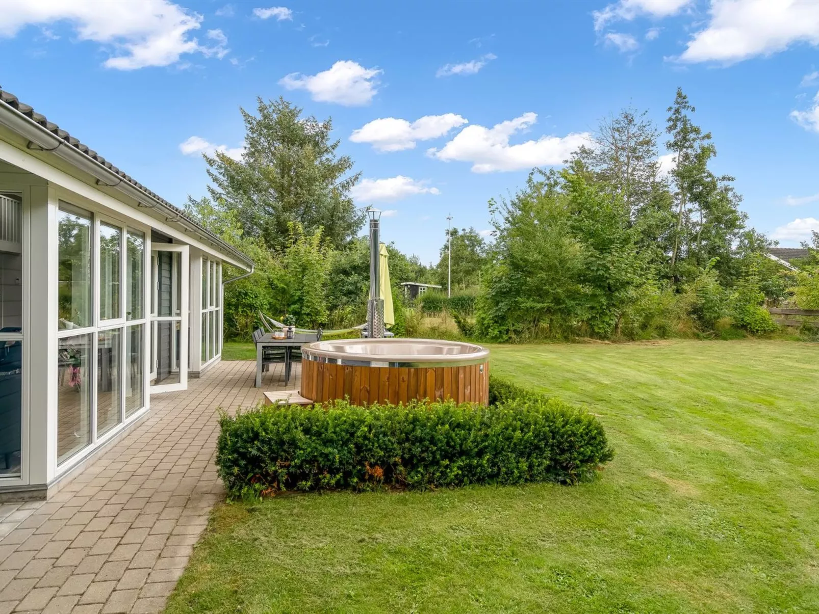 "Nauka" - 400m to the fjord-Buiten