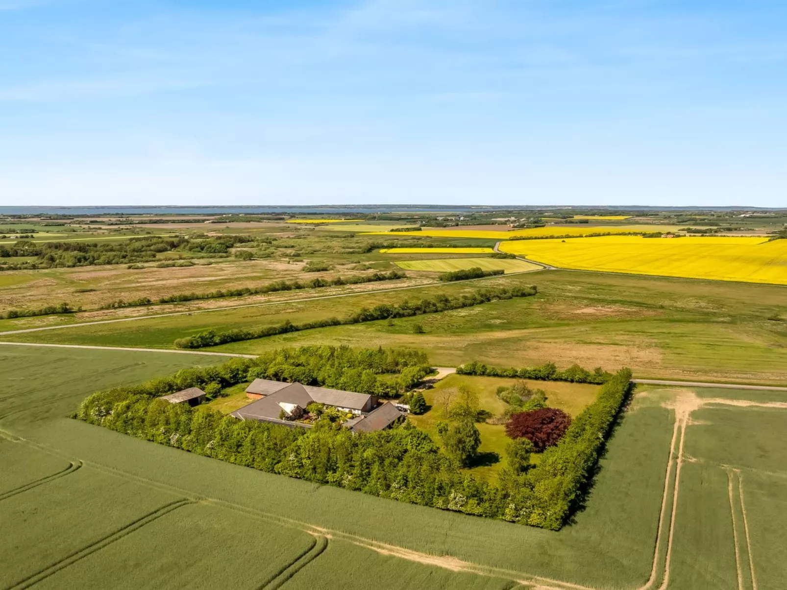 "Elia" - 5km to the fjord-Buiten