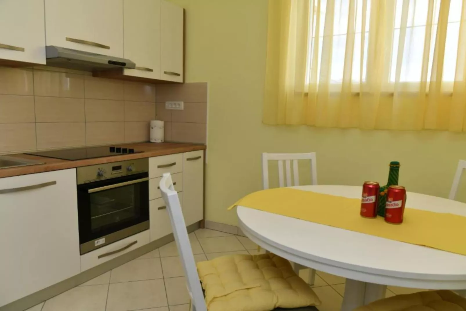 Two Bedroom Apartment with Balcony &  Garden View-Eetkamer