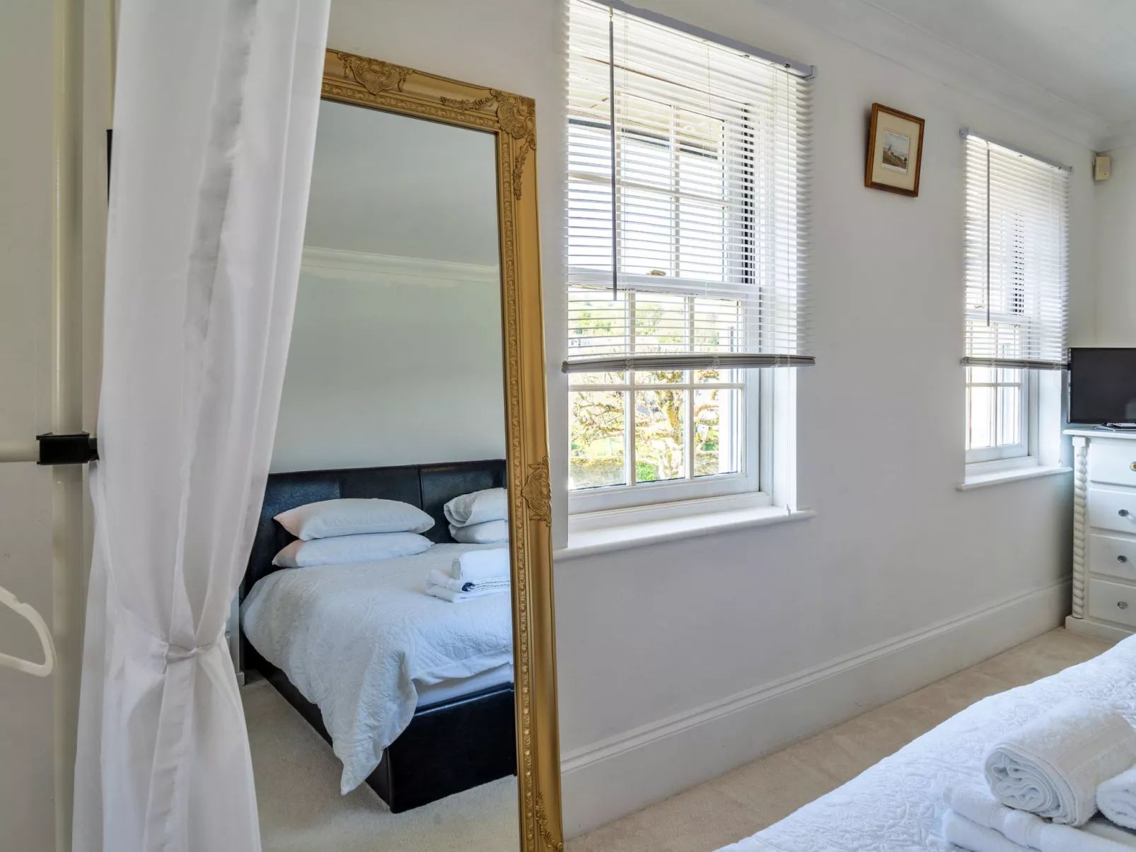 Nicely Tucked Away Cottage-Binnen